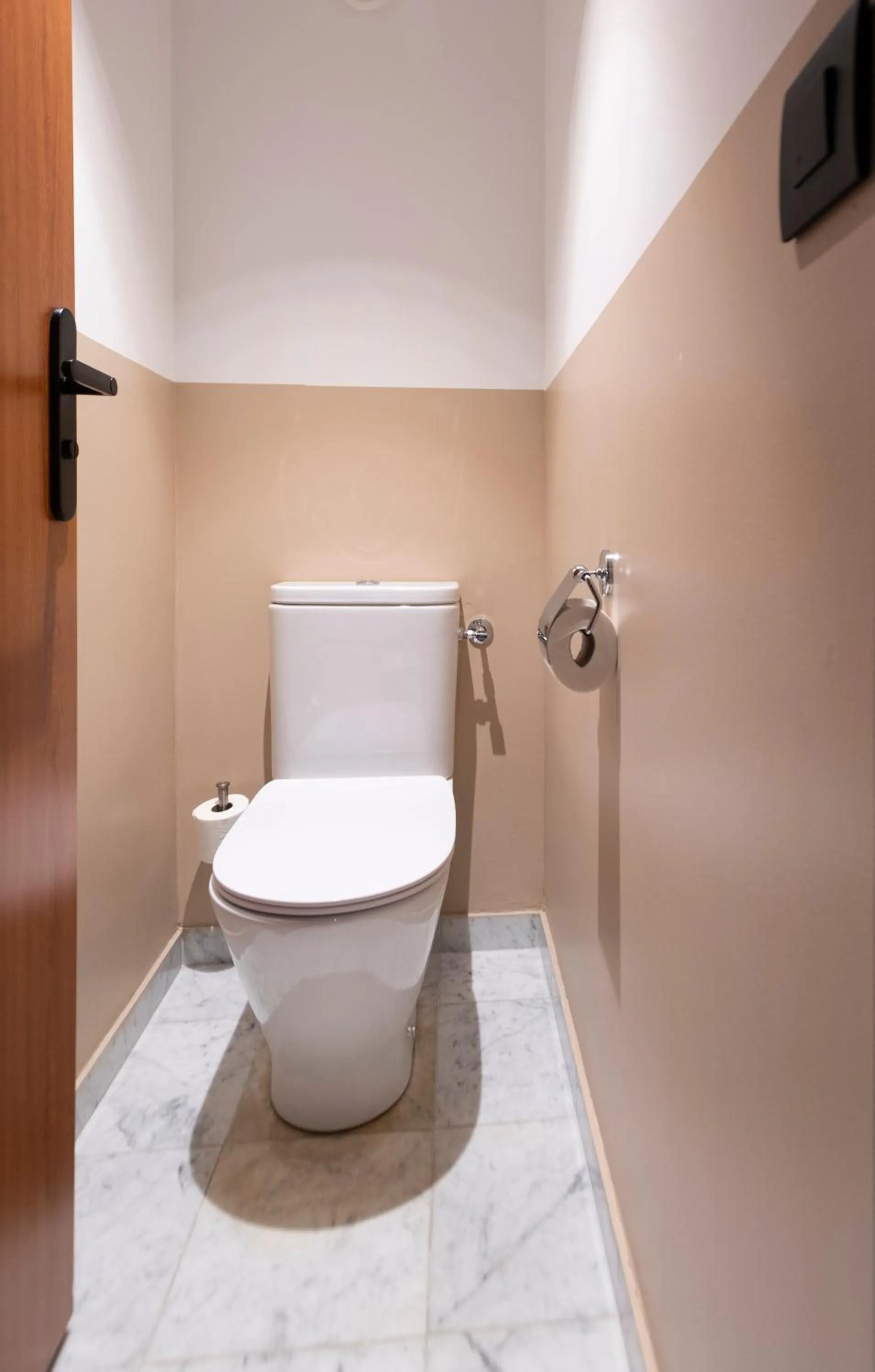 Toilet in DoubleTree by Hilton Paris Bougival