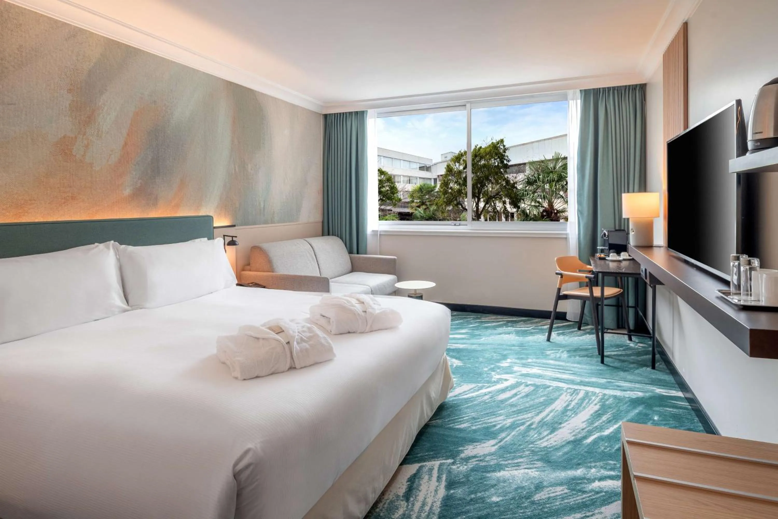 Bed in DoubleTree by Hilton Paris Bougival