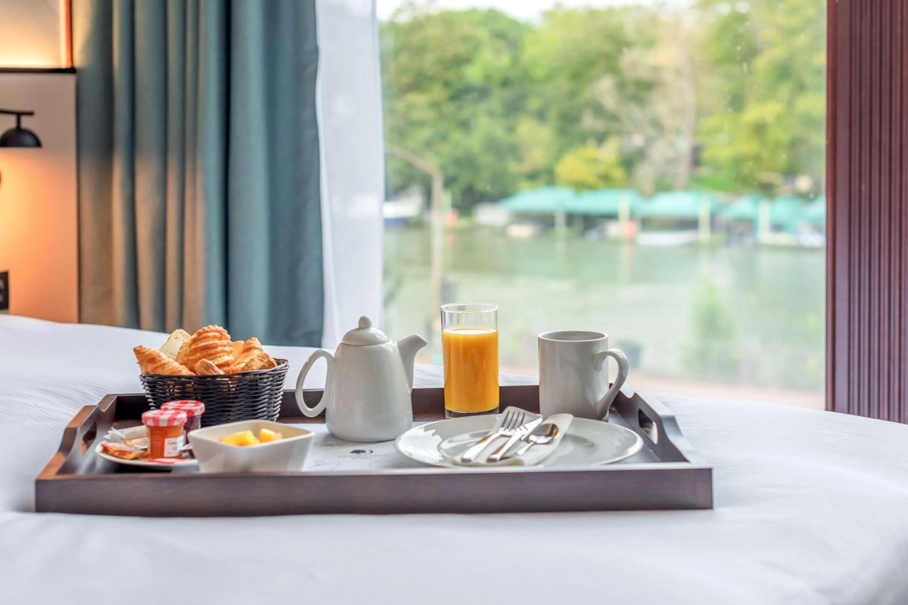 Bed in DoubleTree by Hilton Paris Bougival