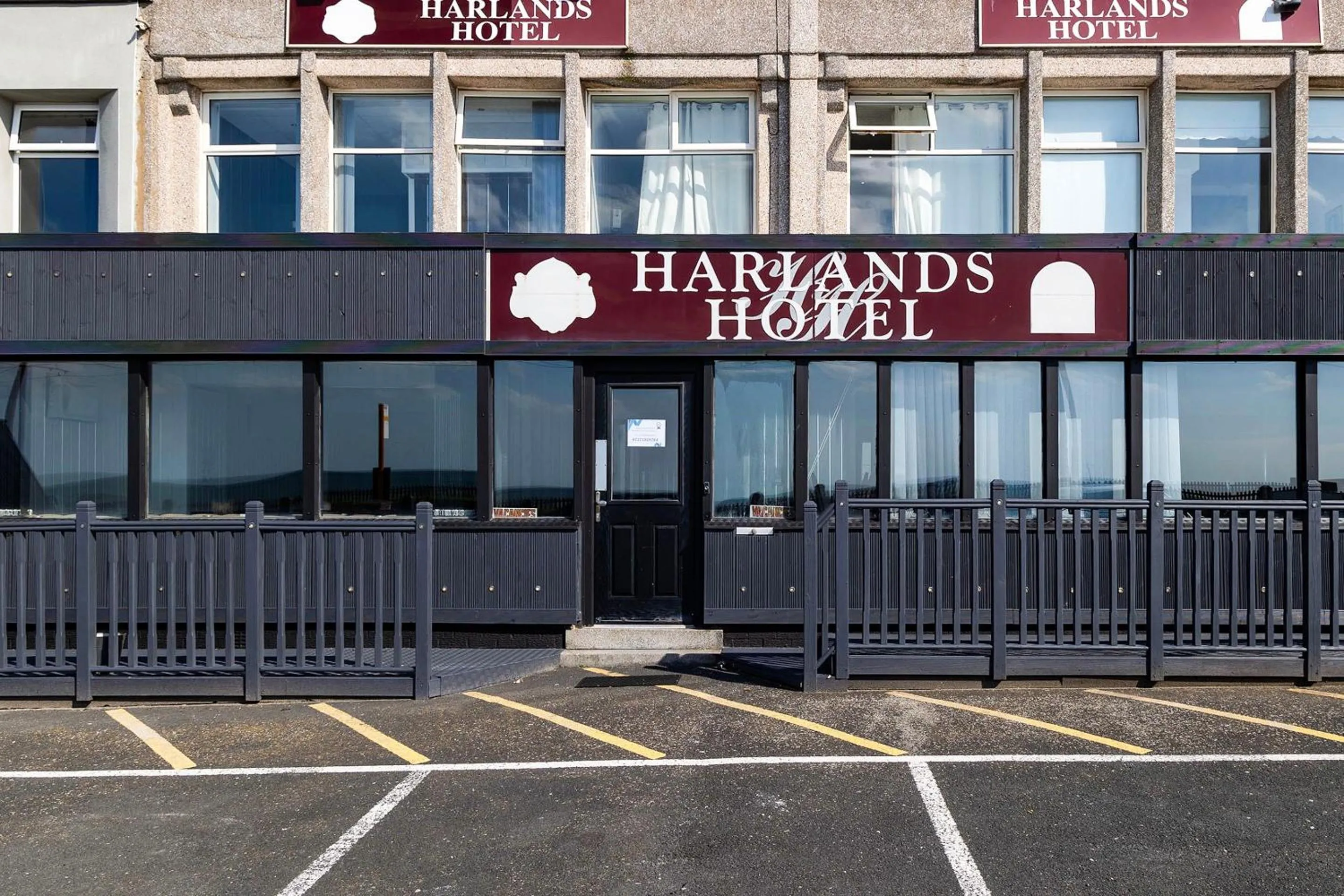 Facade/entrance in Harlands Hotel