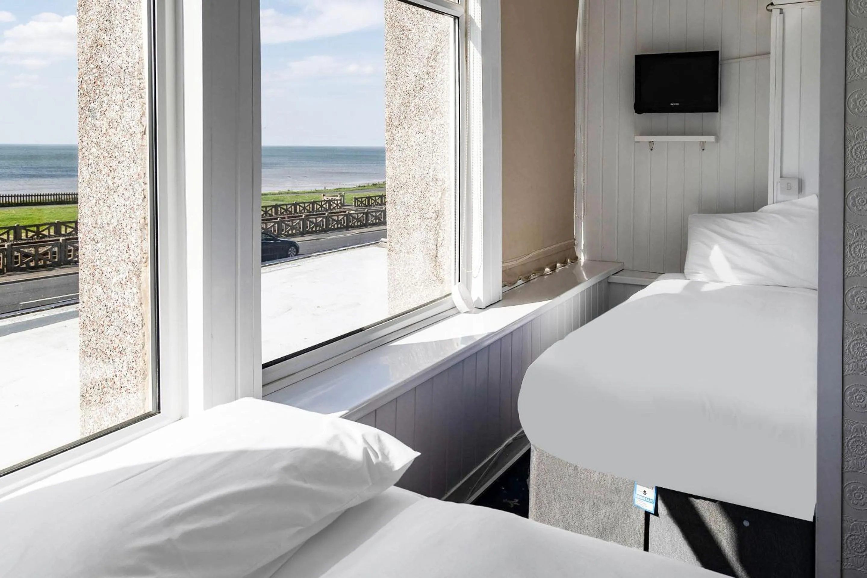 Bedroom, Bed in Harlands Hotel