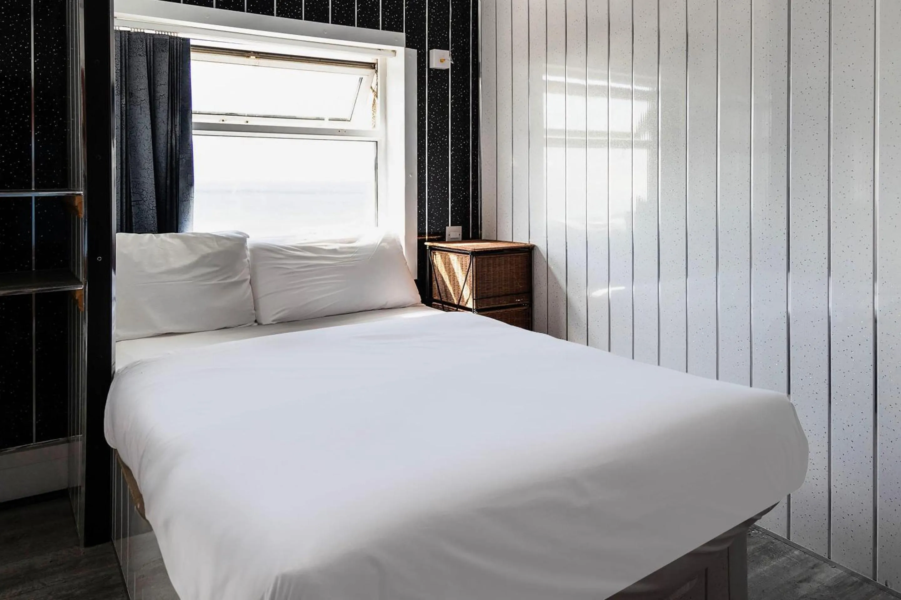 Bedroom, Bed in Harlands Hotel