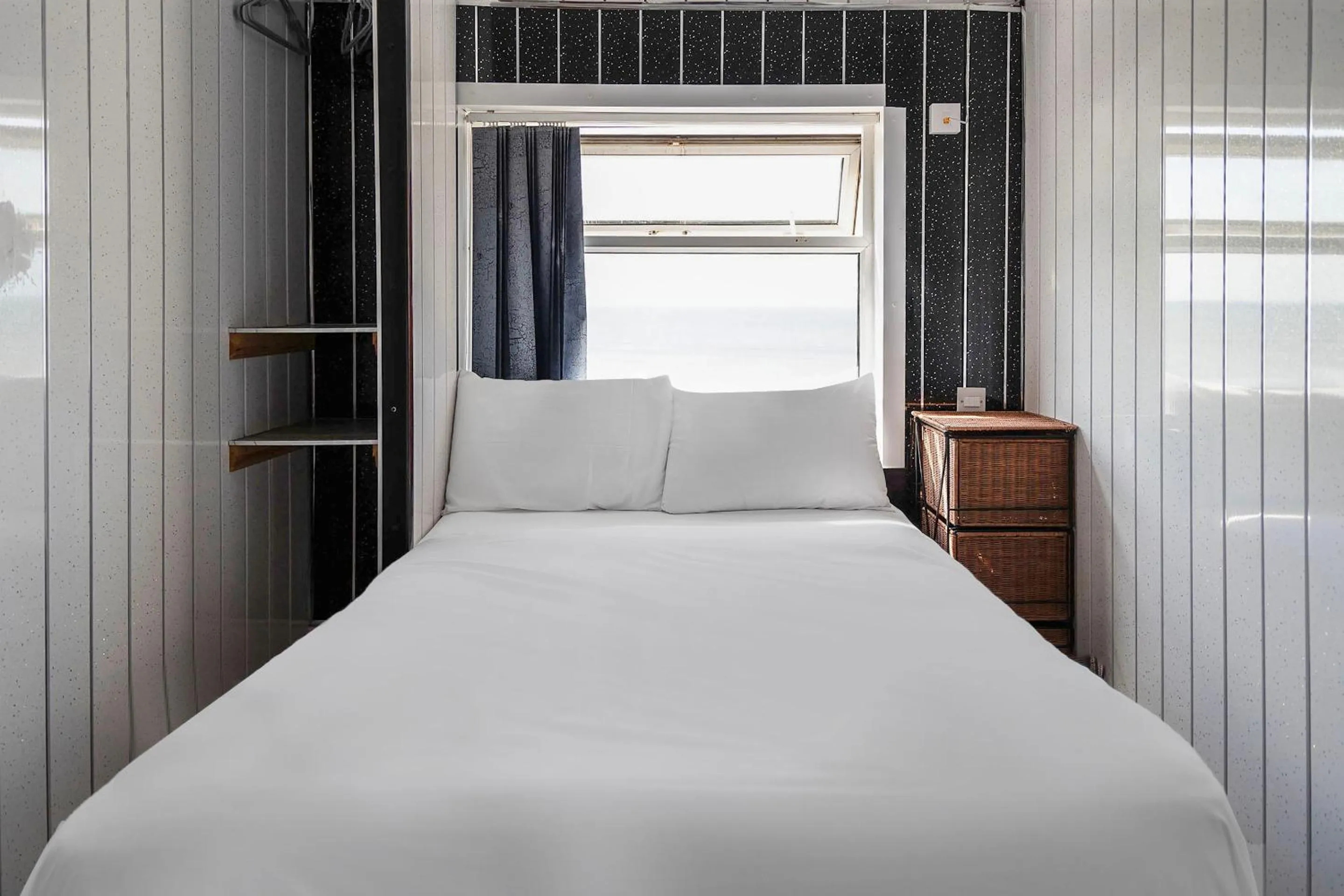 Bedroom, Bed in Harlands Hotel