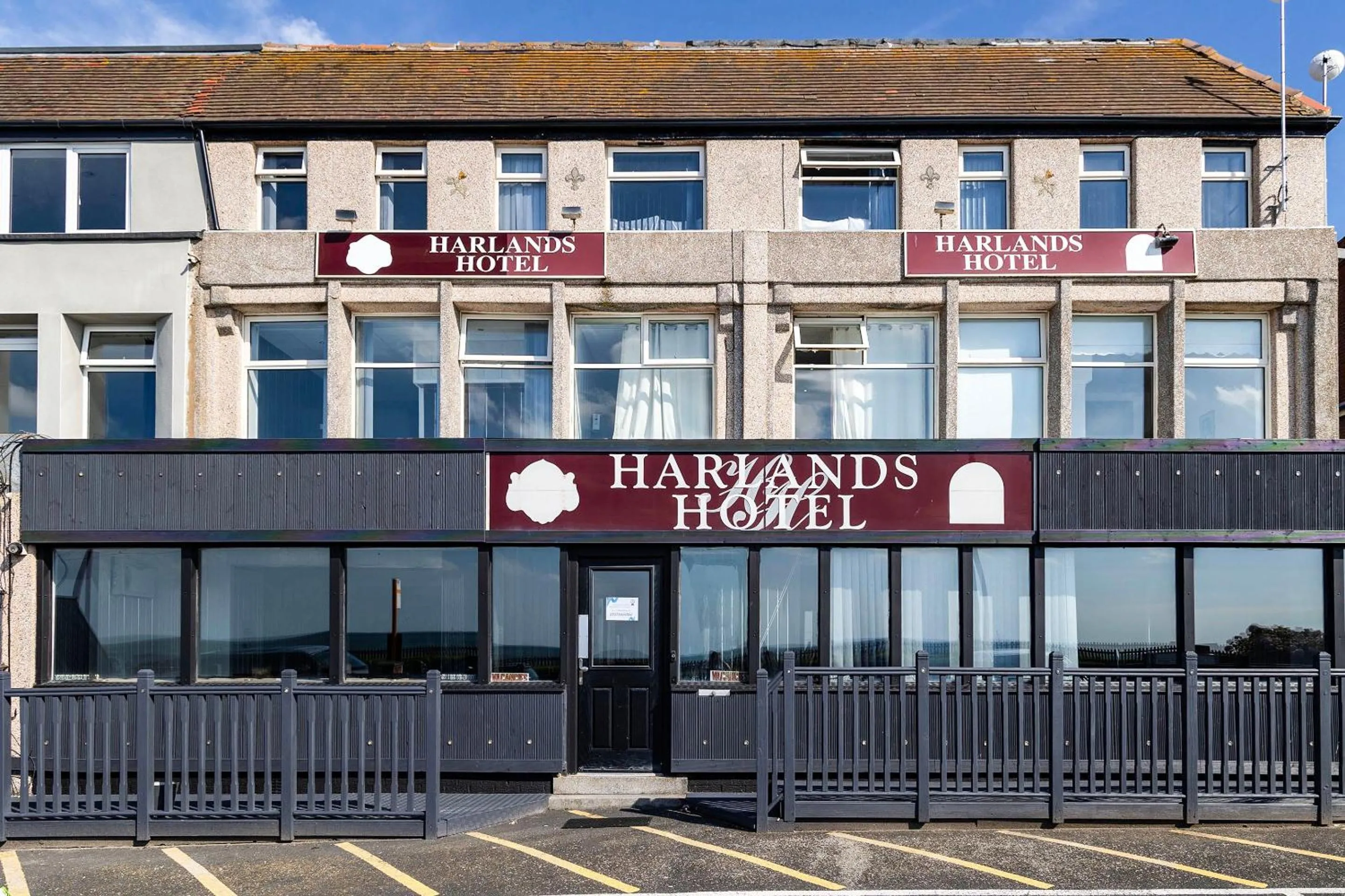Facade/entrance in Harlands Hotel
