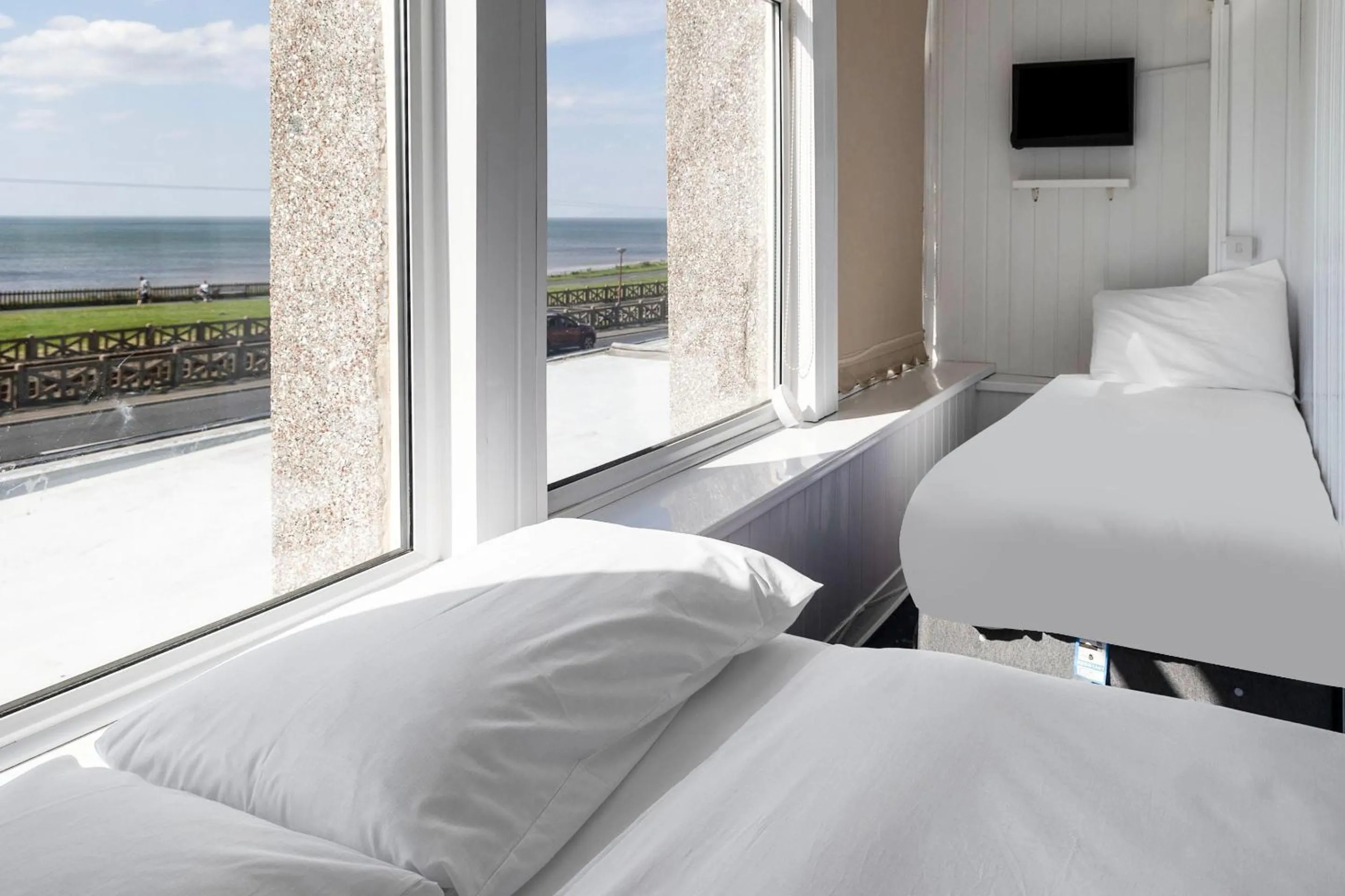 Bedroom, Bed in Harlands Hotel