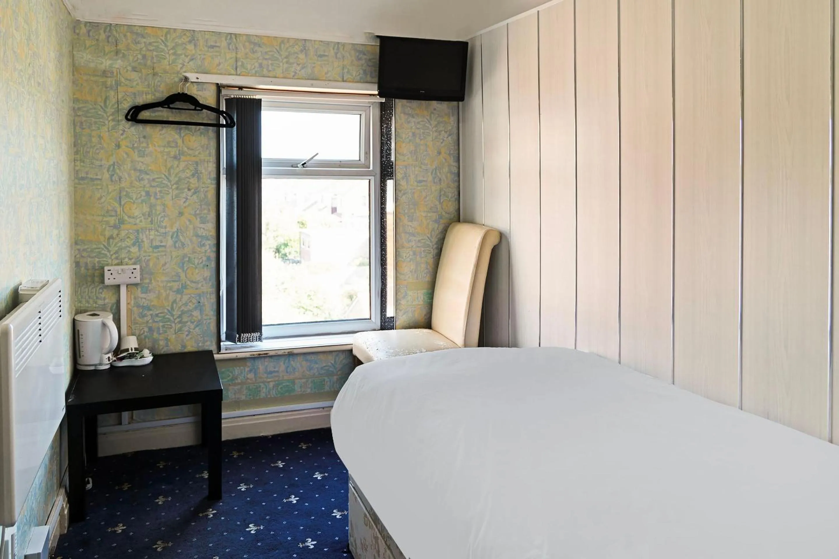 Bedroom, Bed in Harlands Hotel