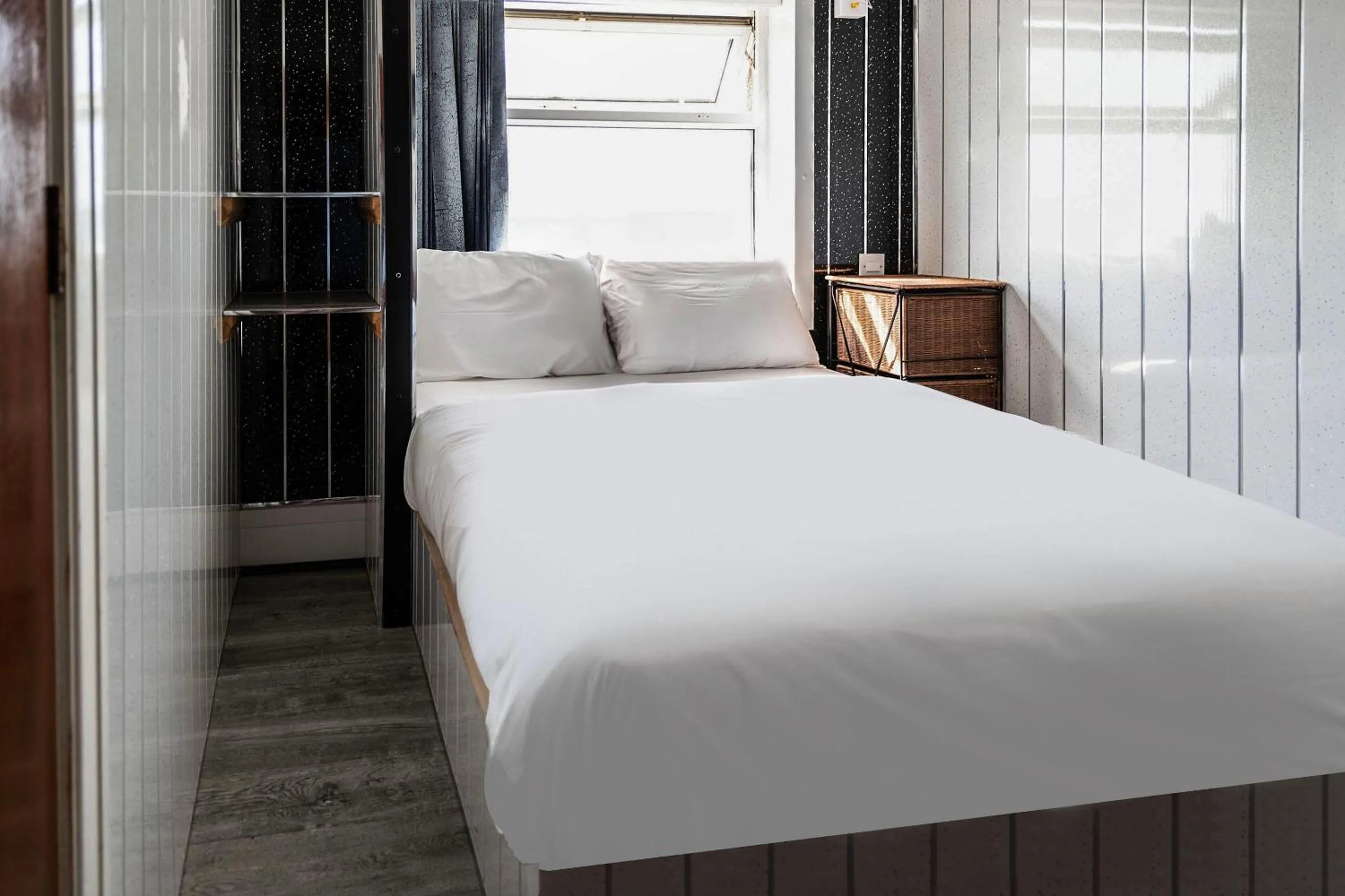 Bedroom, Bed in Harlands Hotel