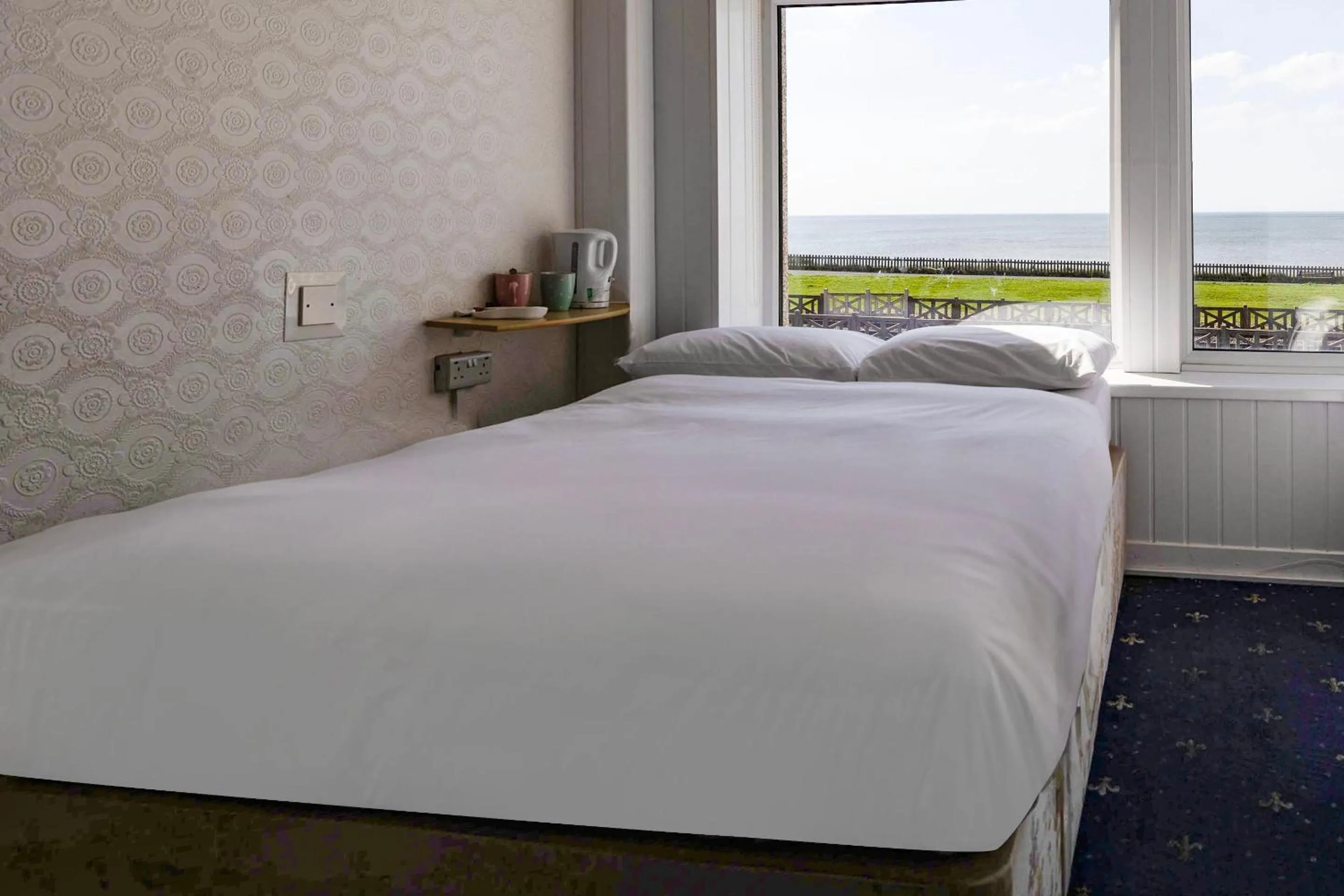 Bedroom, Bed in Harlands Hotel