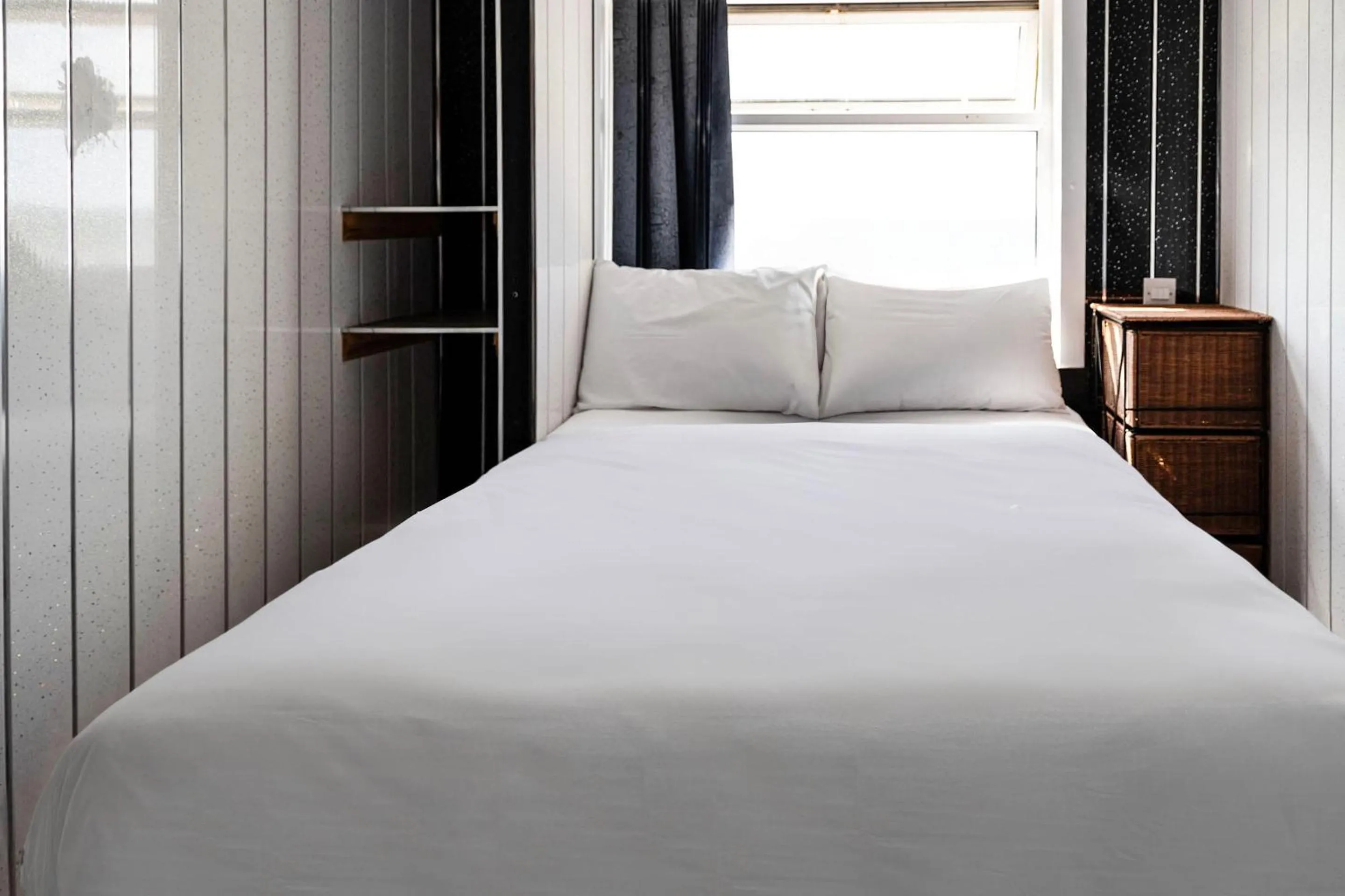 Bedroom, Bed in Harlands Hotel