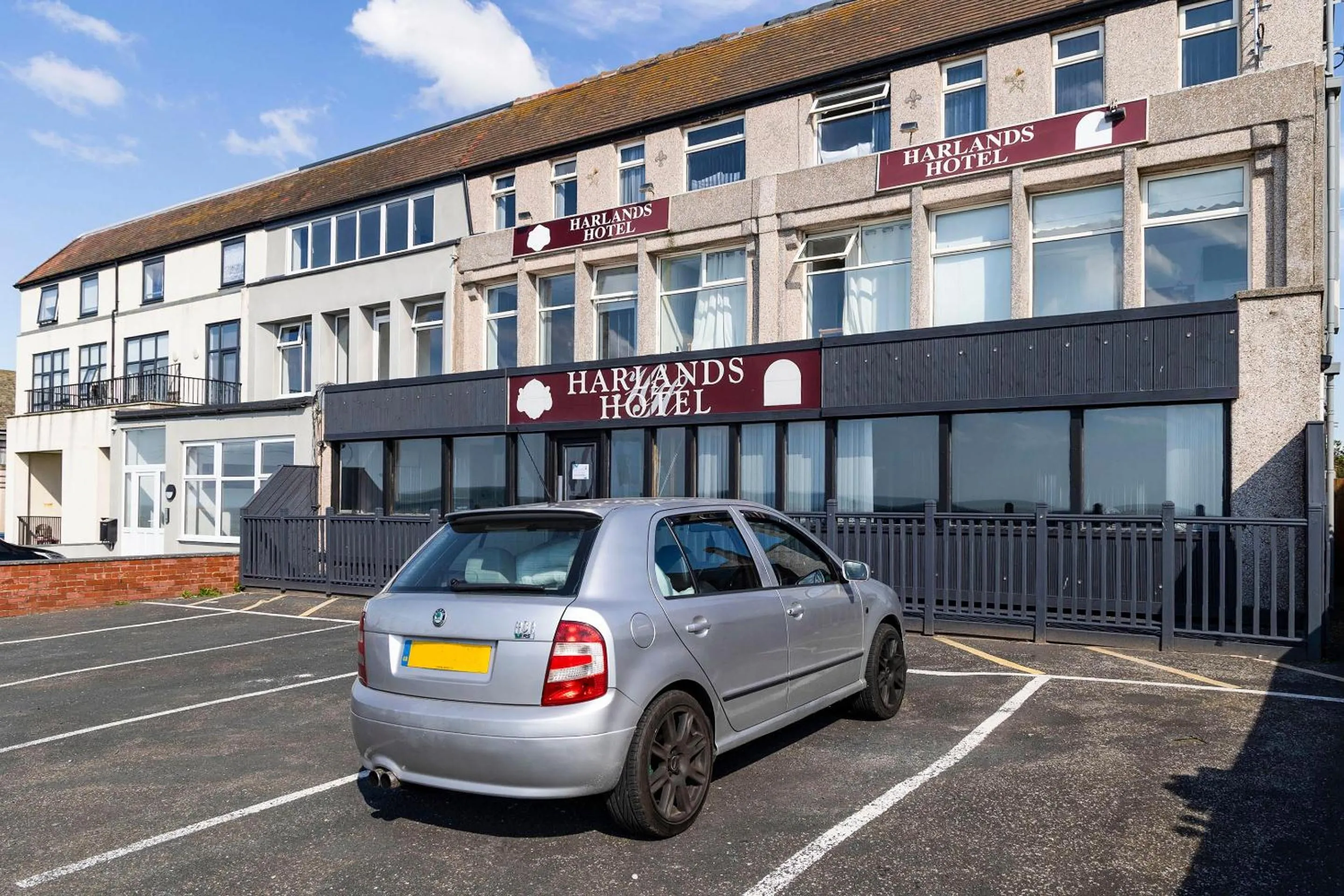 Facade/entrance in Harlands Hotel
