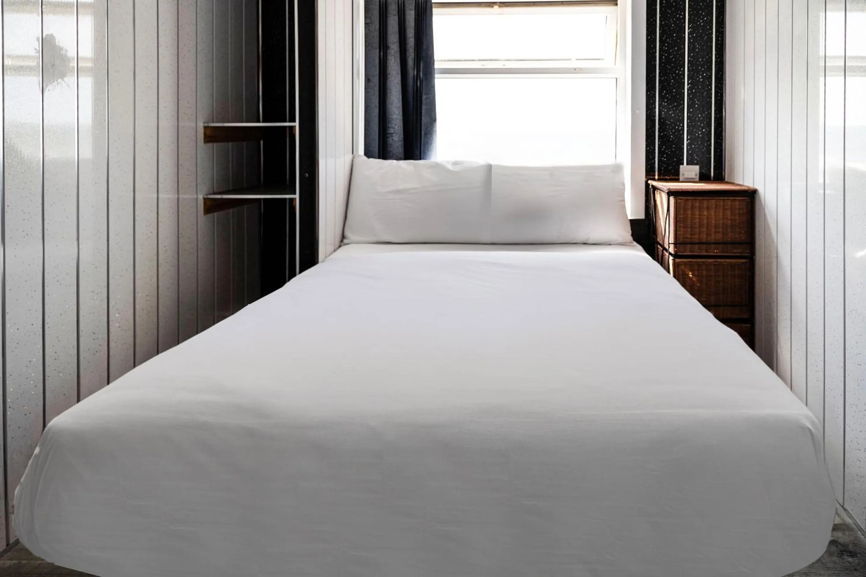 Bedroom, Bed in Harlands Hotel