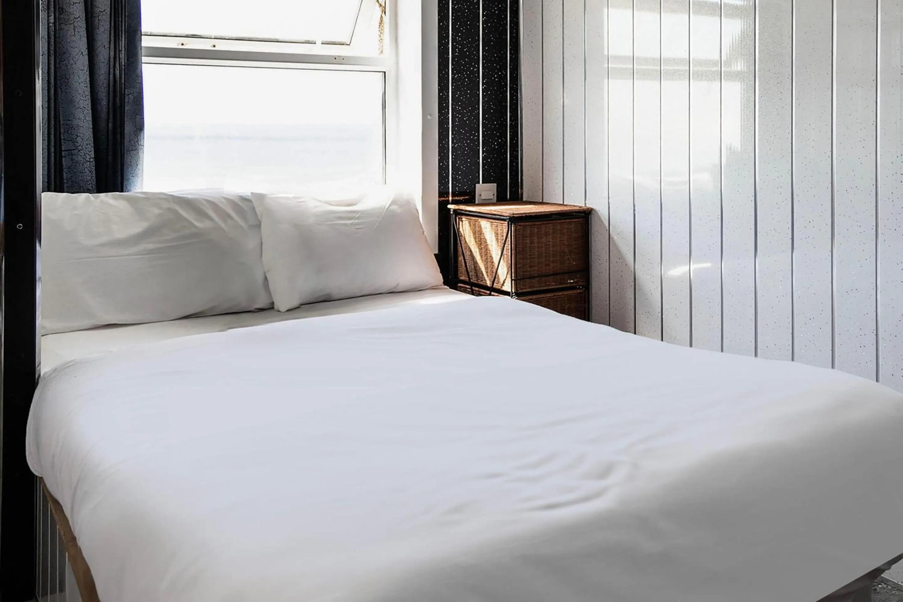 Bedroom, Bed in Harlands Hotel