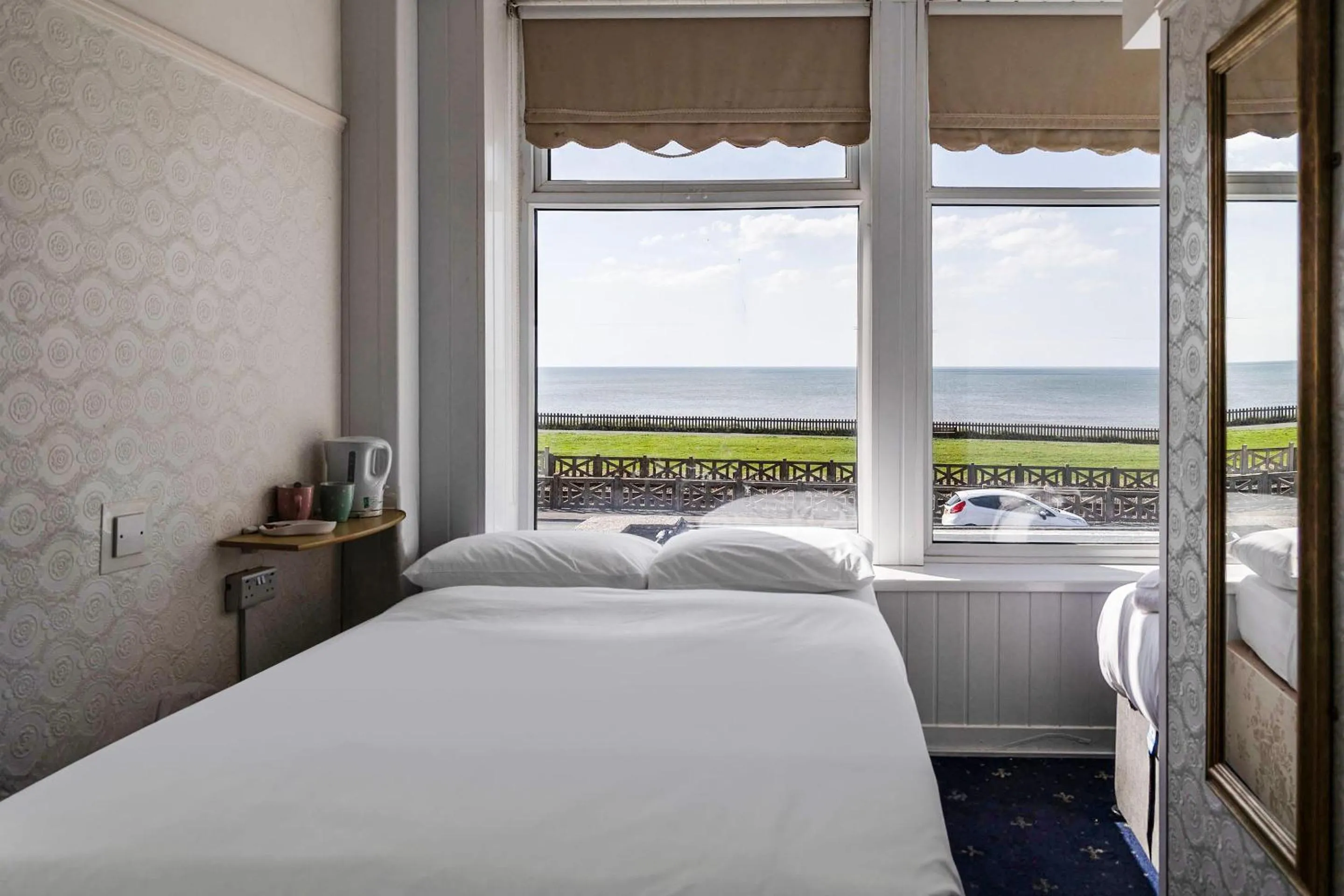 Bedroom, Bed in Harlands Hotel