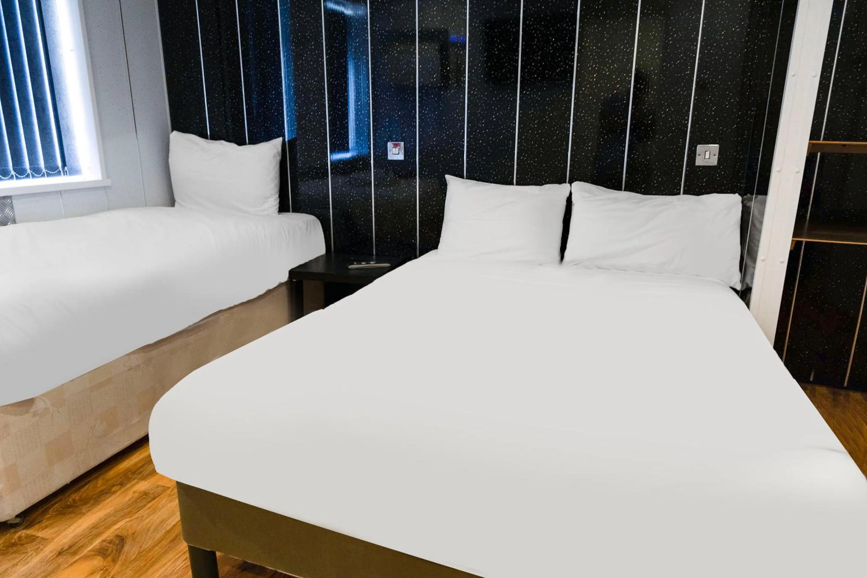 Bedroom, Bed in Harlands Hotel