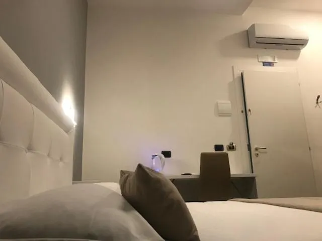 Communal lounge/ TV room, Bed in Base Napoli Plebiscito