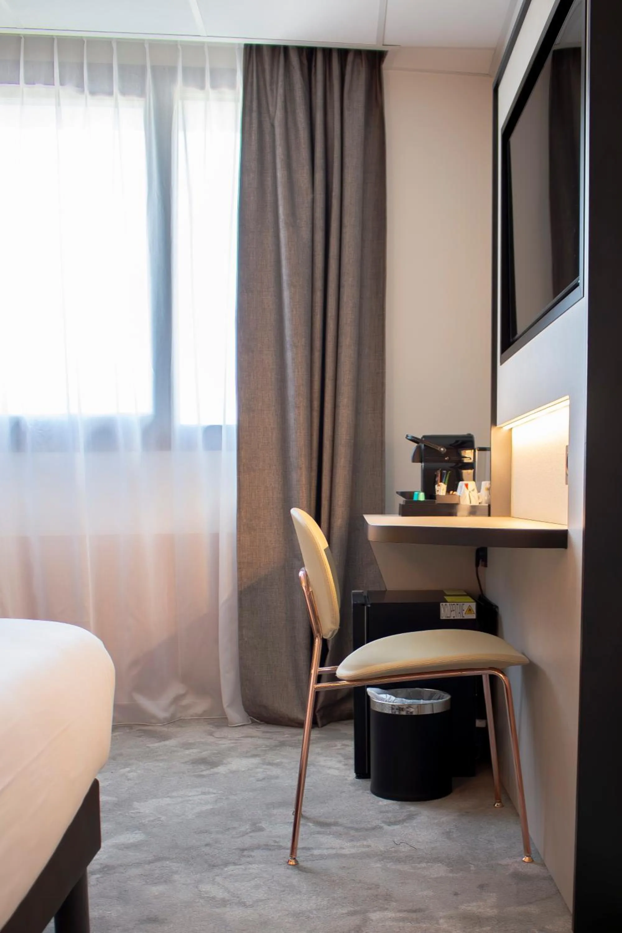 Seating area, Bed in Brit Hotel Nantes La Beaujoire Parc Expo