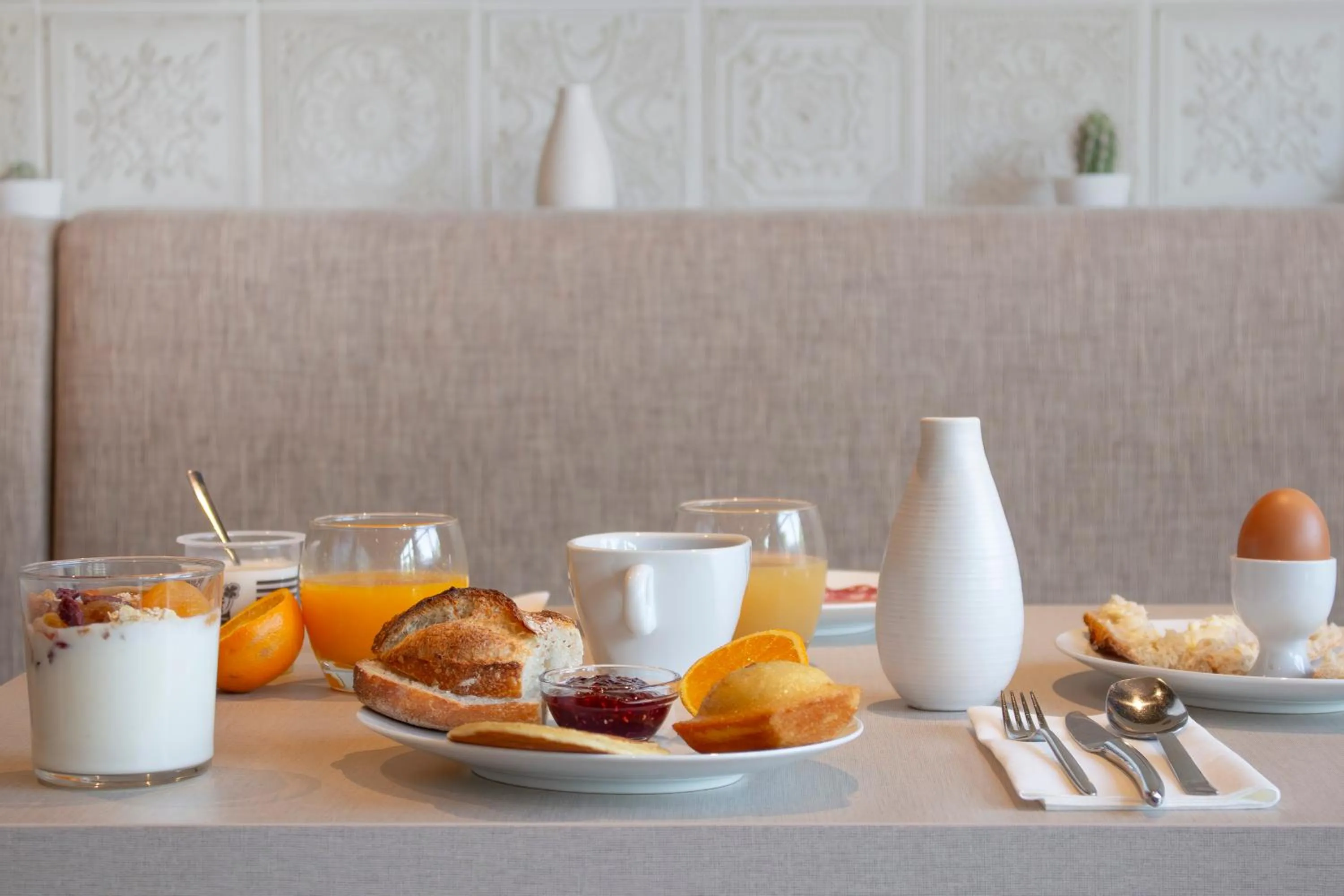 Food and drinks in Brit Hotel Nantes La Beaujoire Parc Expo