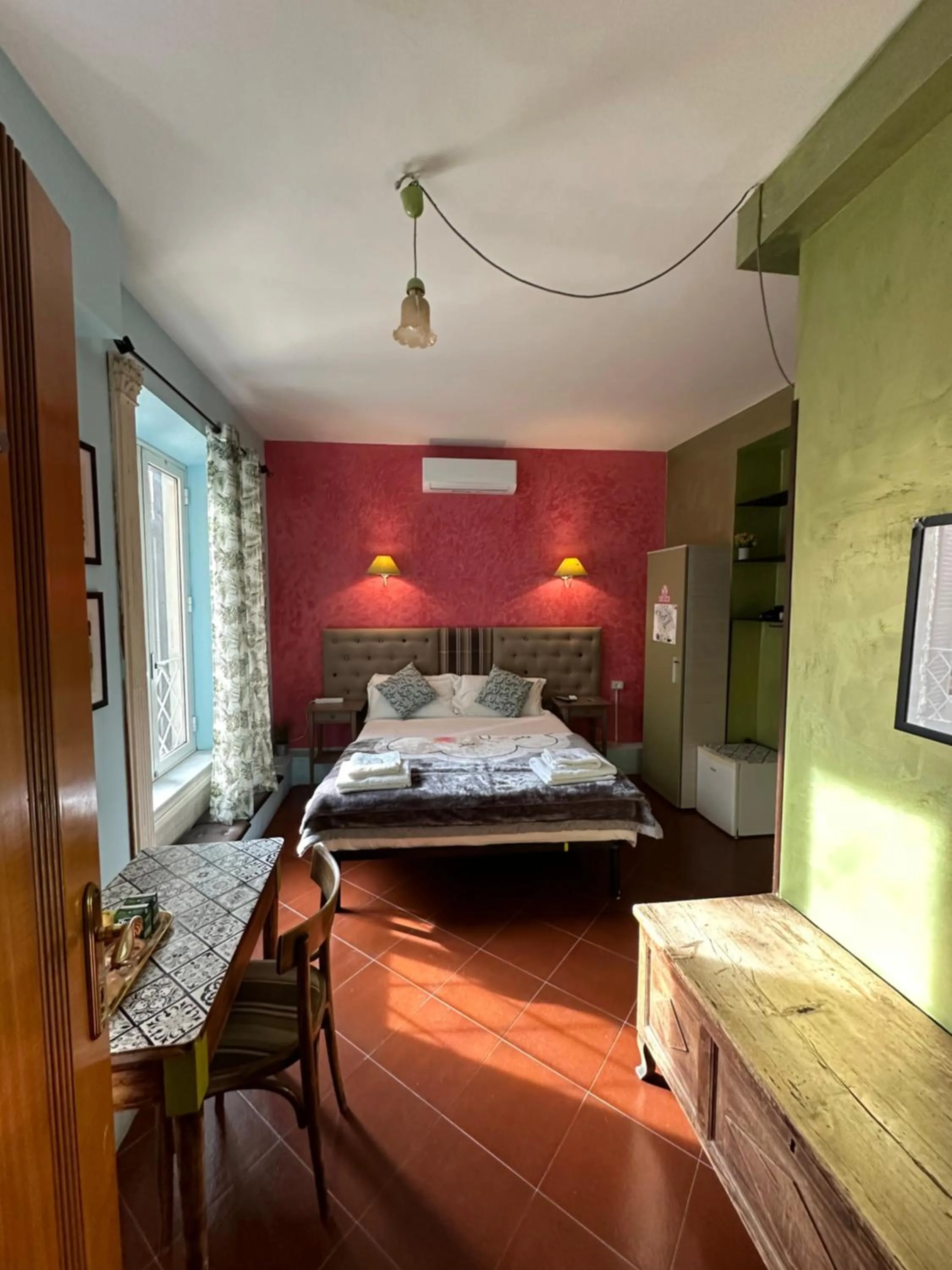 Photo of the whole room, Bed in Signor Suite Colosseo