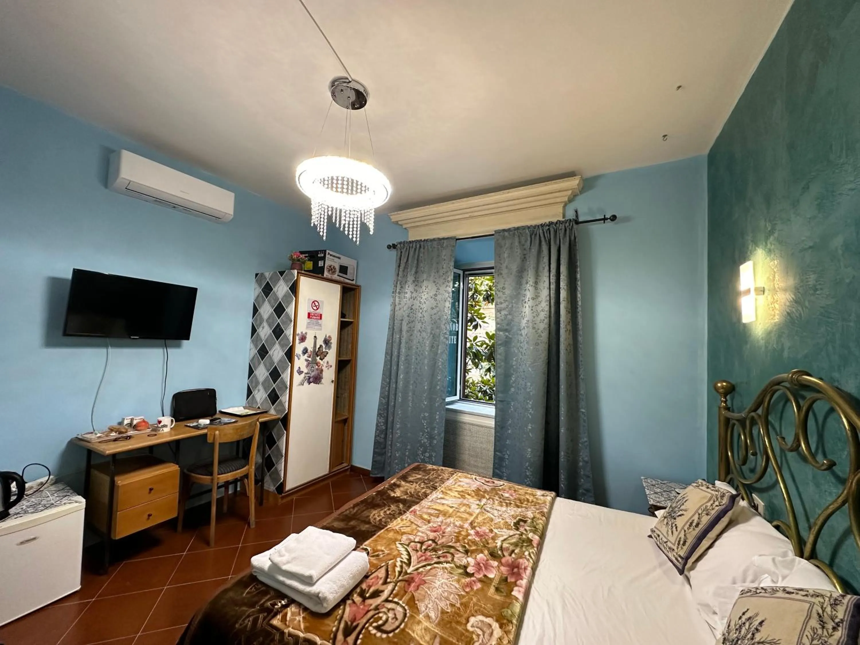 Photo of the whole room, Bed in Signor Suite Colosseo