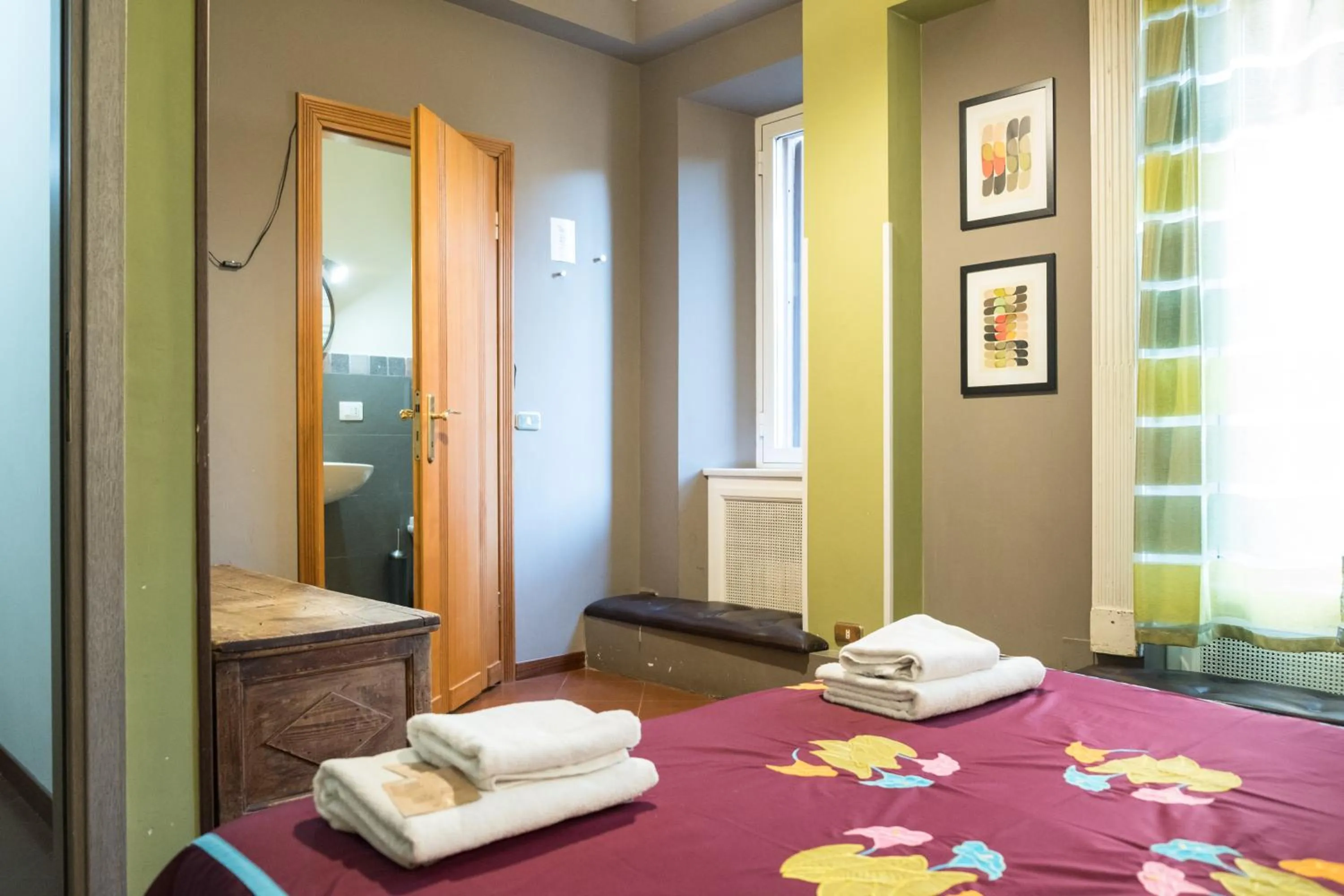 Photo of the whole room, Bed in Signor Suite Colosseo