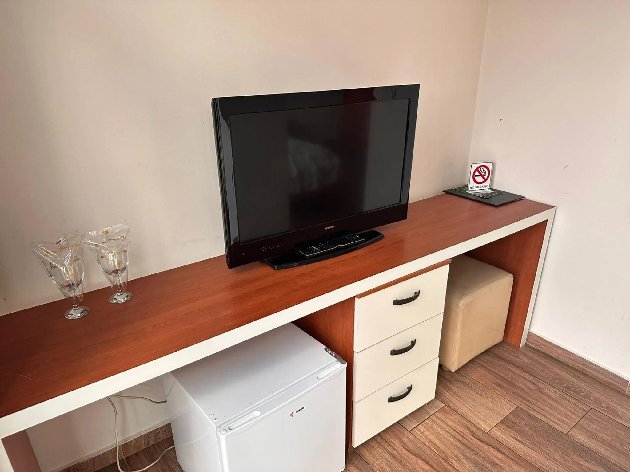 Communal lounge/ TV room in Hotel Green Center Gili