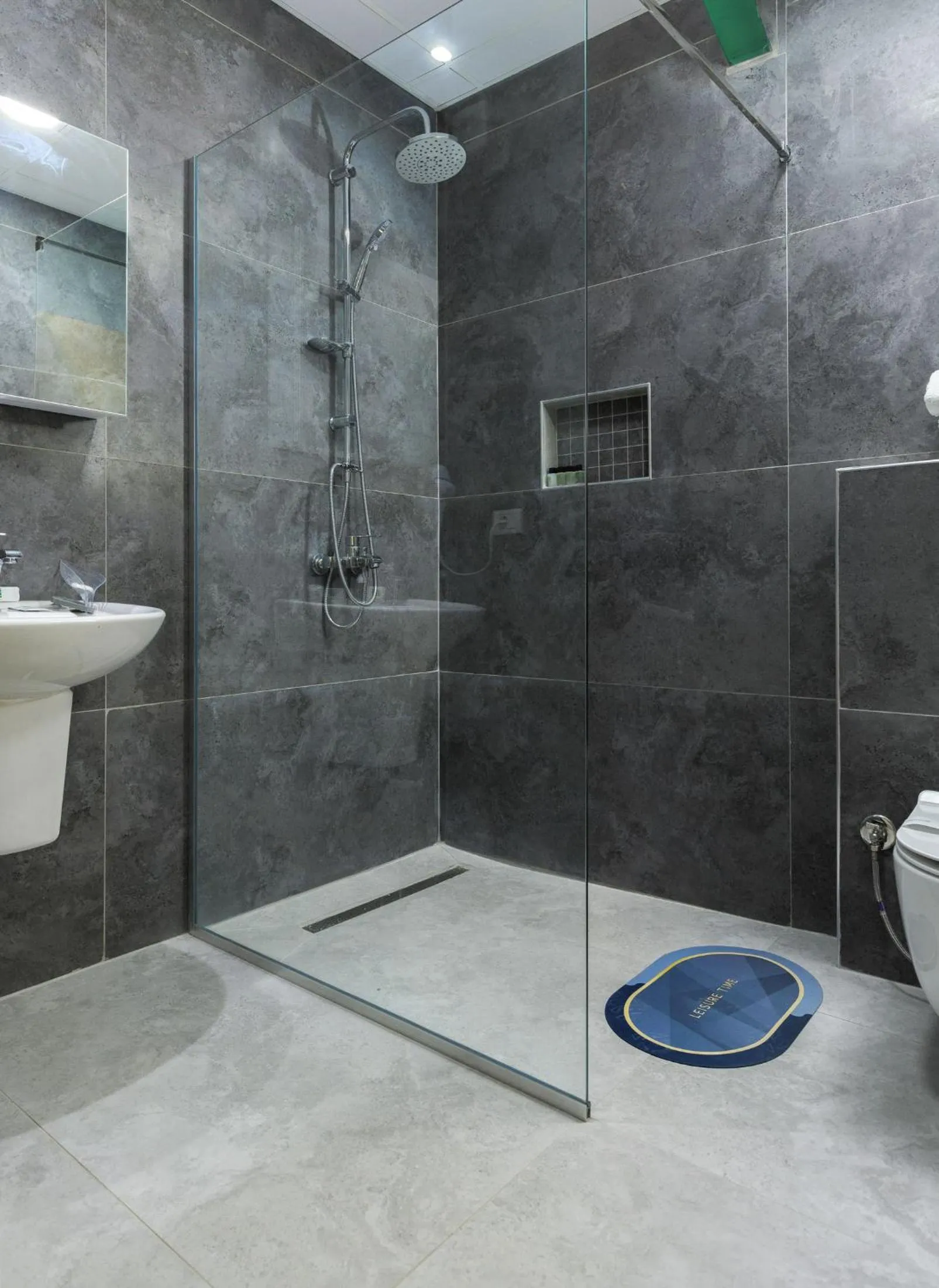 Shower in Hotel Green Center Gili