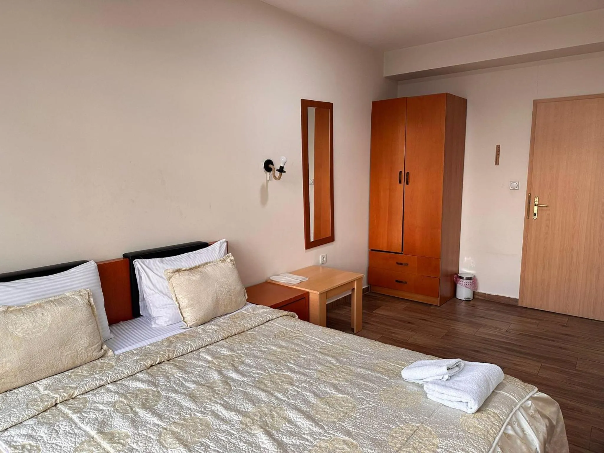 Photo of the whole room, Bed in Hotel Green Center Gili