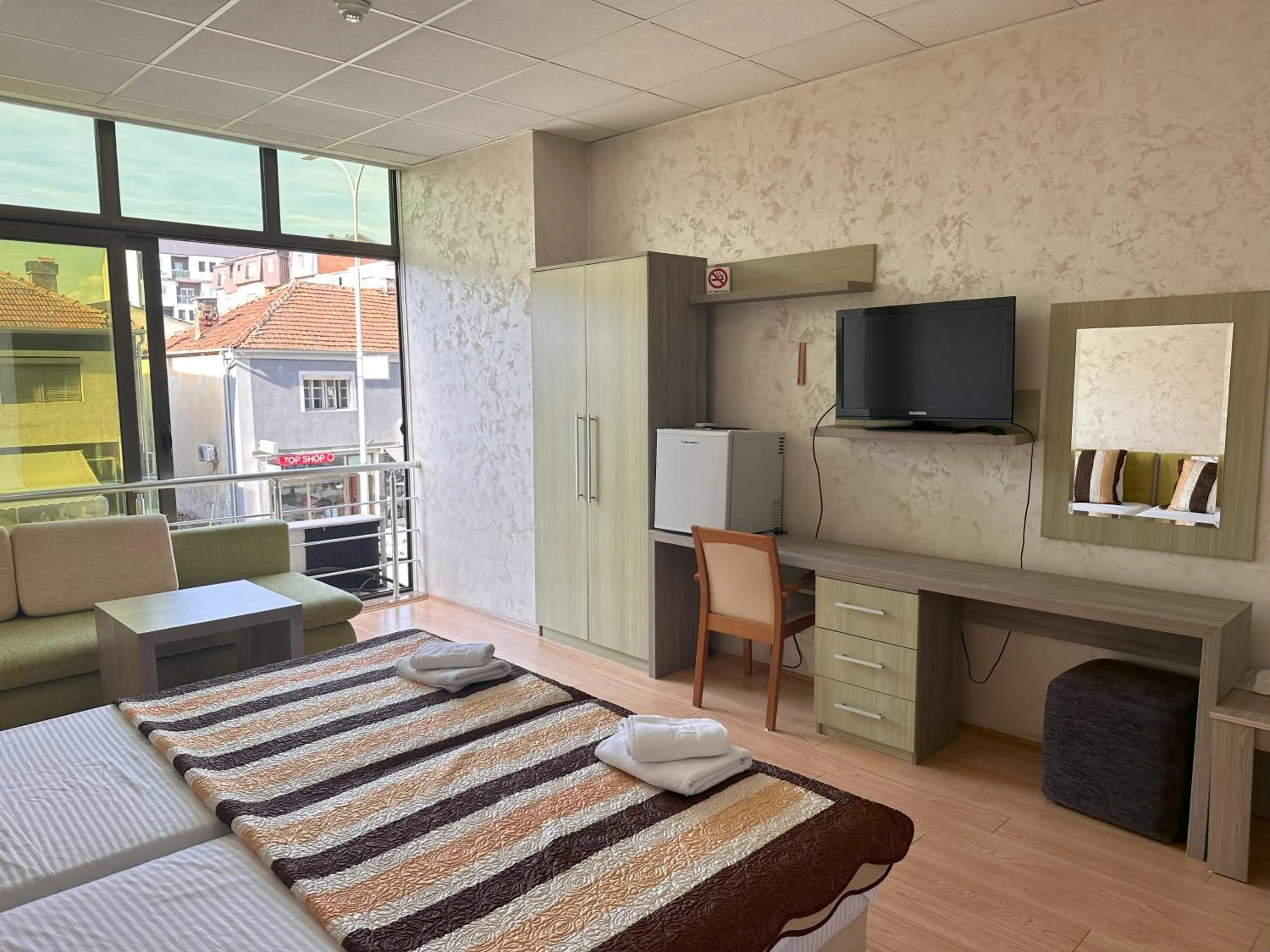 Property building, Bed in Hotel Green Center Gili