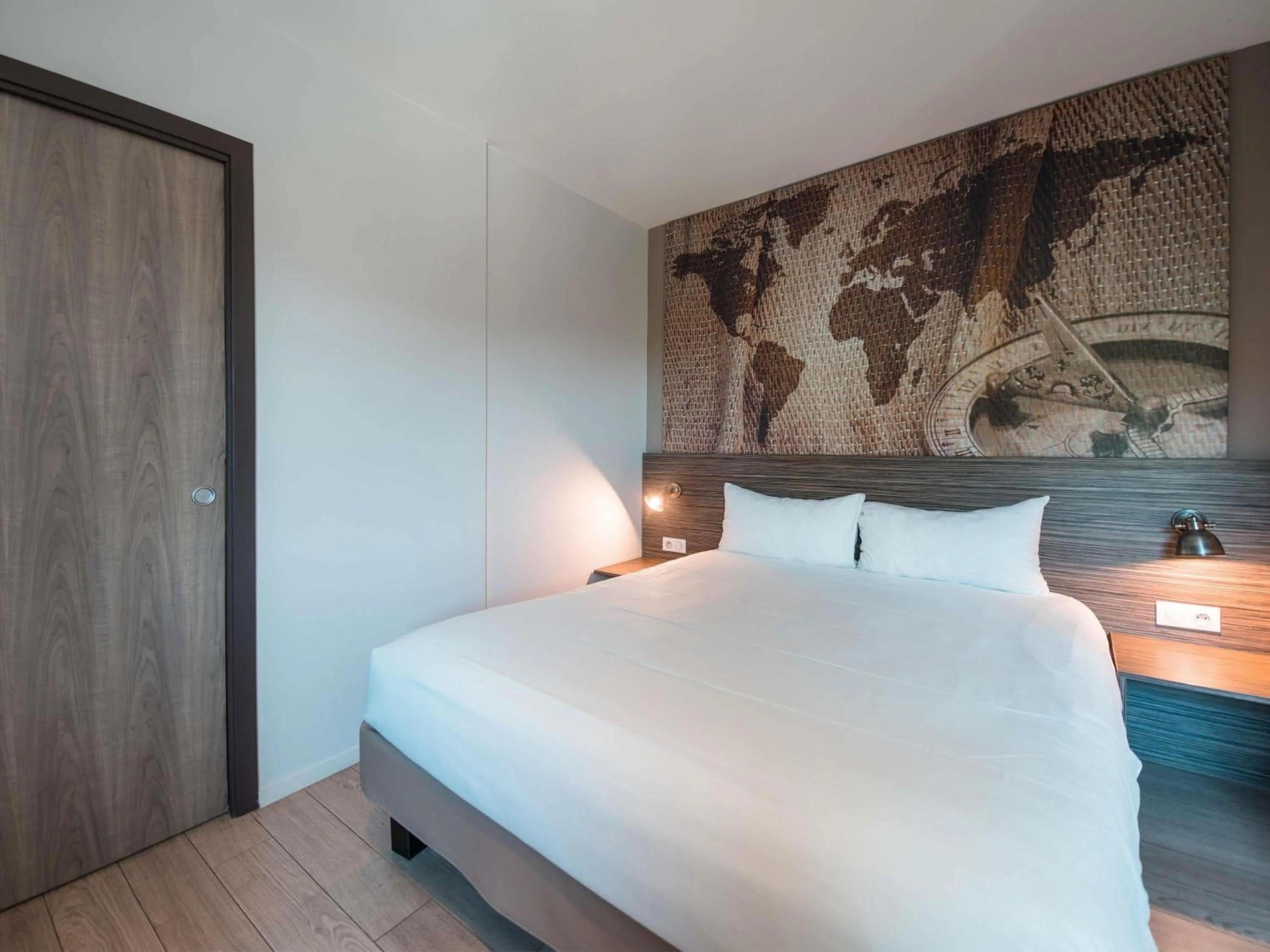 Property building, Bed in Ibis Styles Hyères Rooftop & Spa