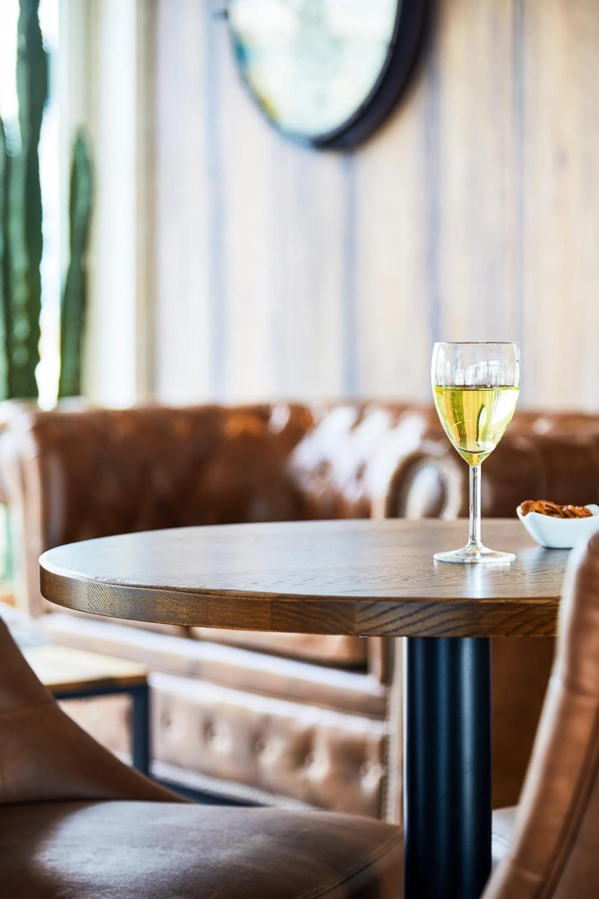 Communal lounge/ TV room in Ibis Styles Hyères Rooftop & Spa