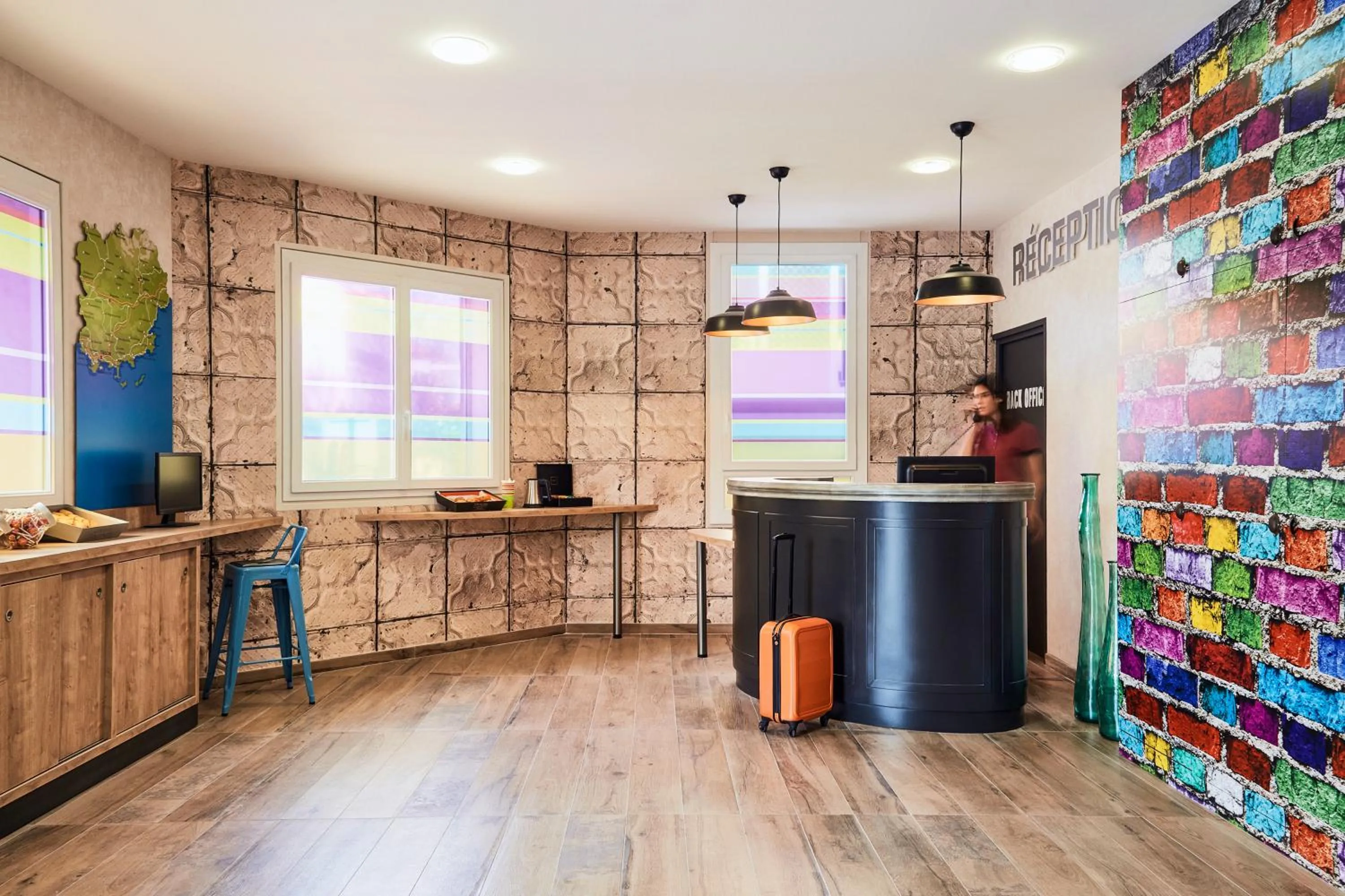 Lobby or reception in Ibis Styles Hyères Rooftop & Spa