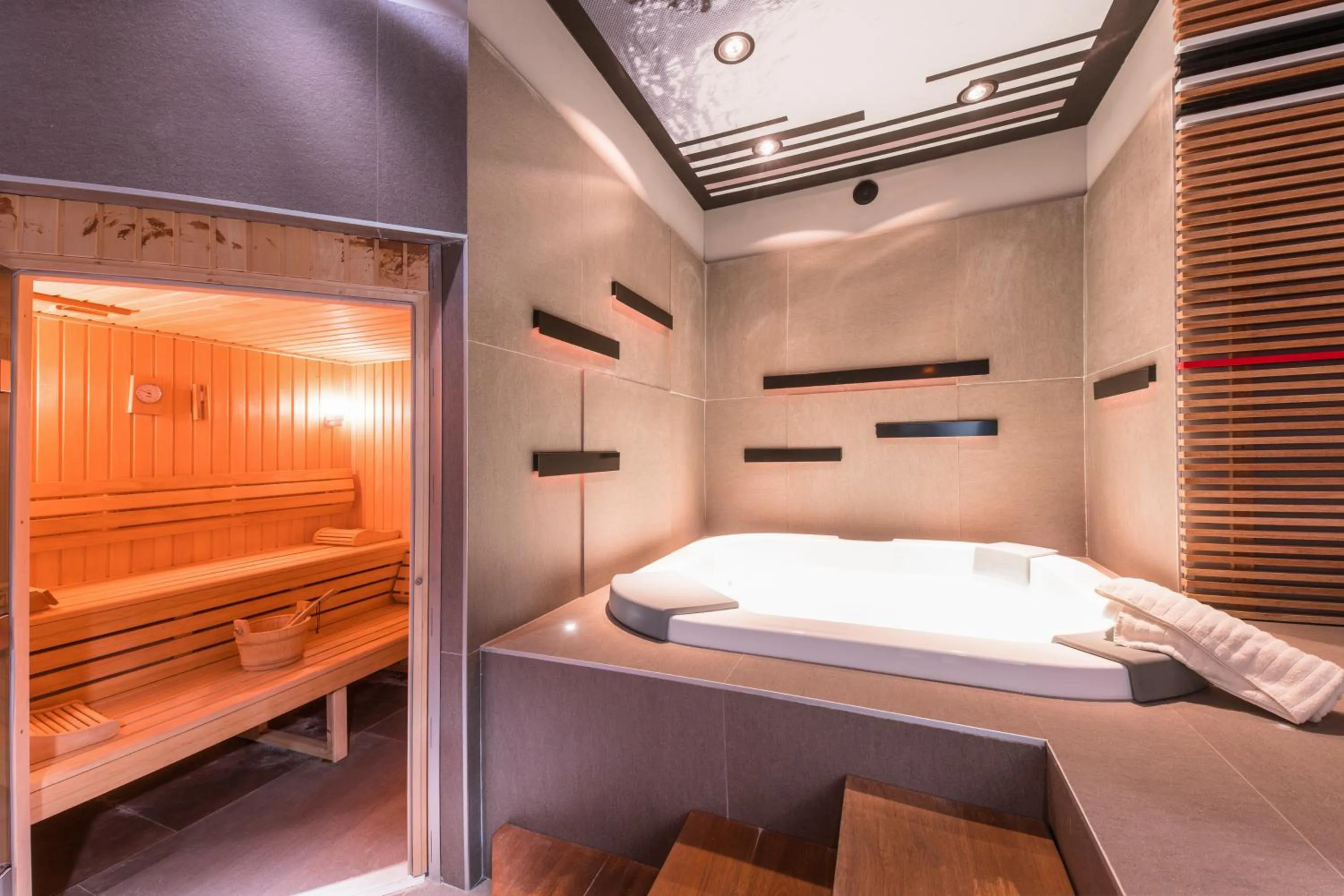 Hot Tub, Bed in Ibis Styles Hyères Rooftop & Spa