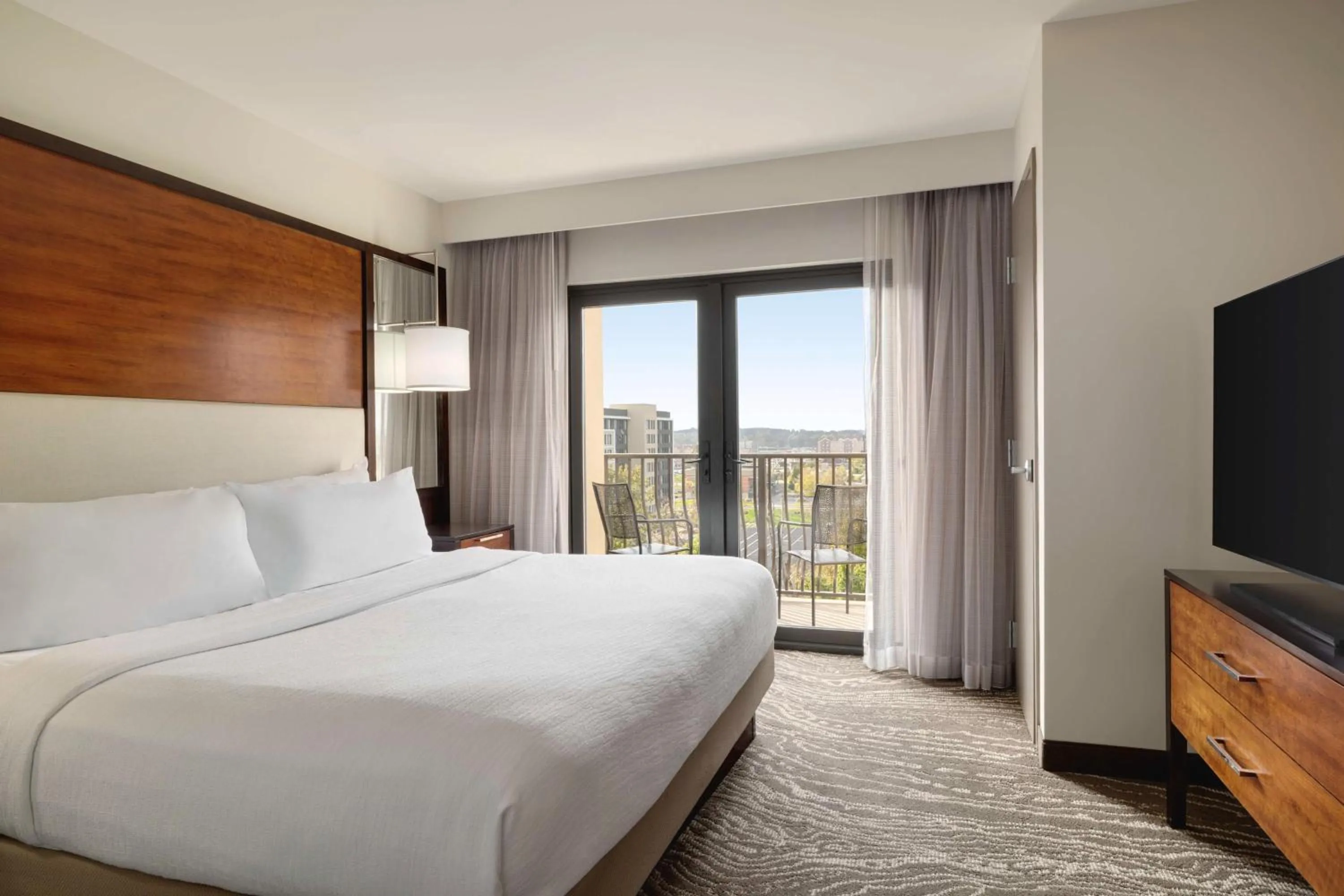 Bed in Embassy Suites Chattanooga Hamilton Place