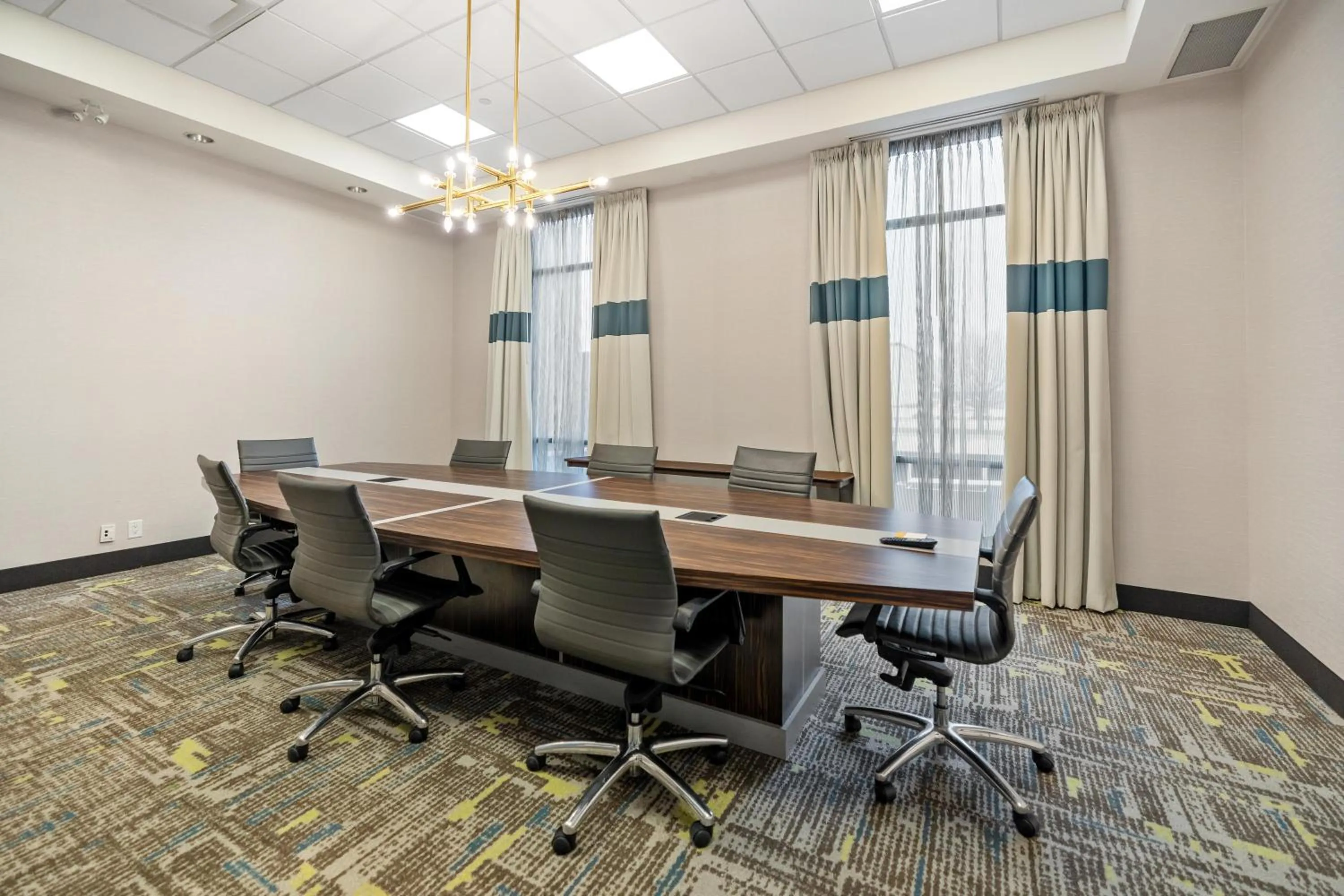 Meeting/conference room in Hampton Inn by Hilton Winnipeg