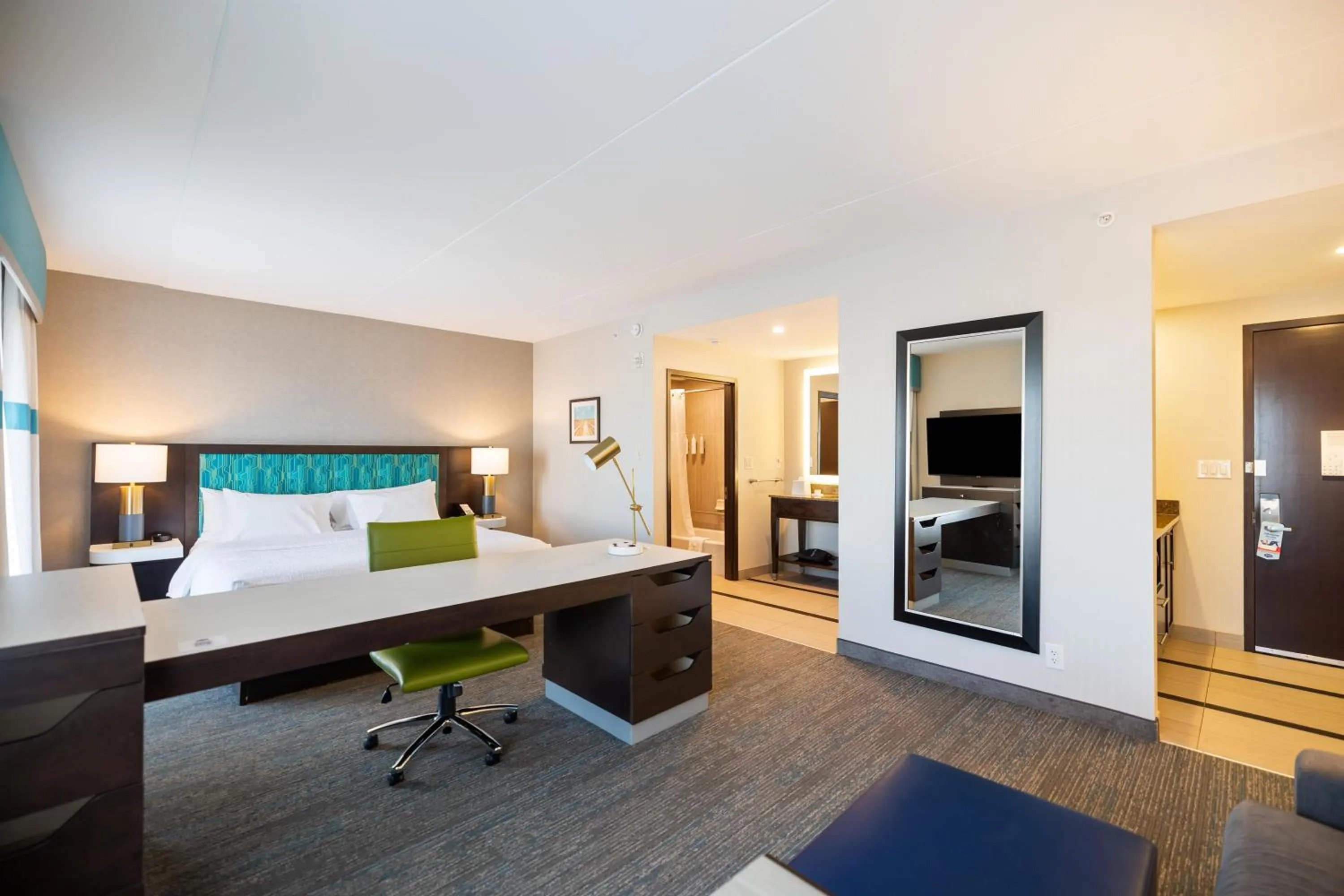 Bedroom, Bed in Hampton Inn by Hilton Winnipeg