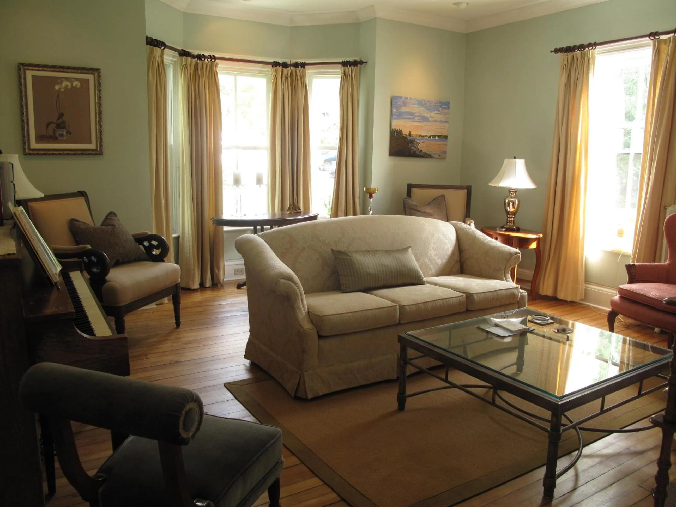 Communal lounge/ TV room in Dunlop Inn