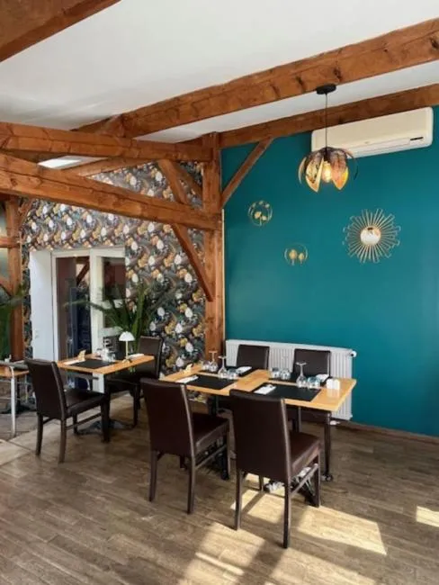 Restaurant/places to eat in Logis Hôtel Le Cygne