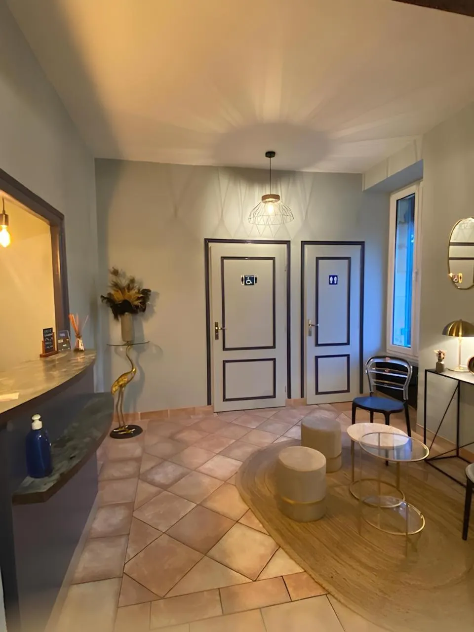 Lobby or reception in Logis Hôtel Le Cygne