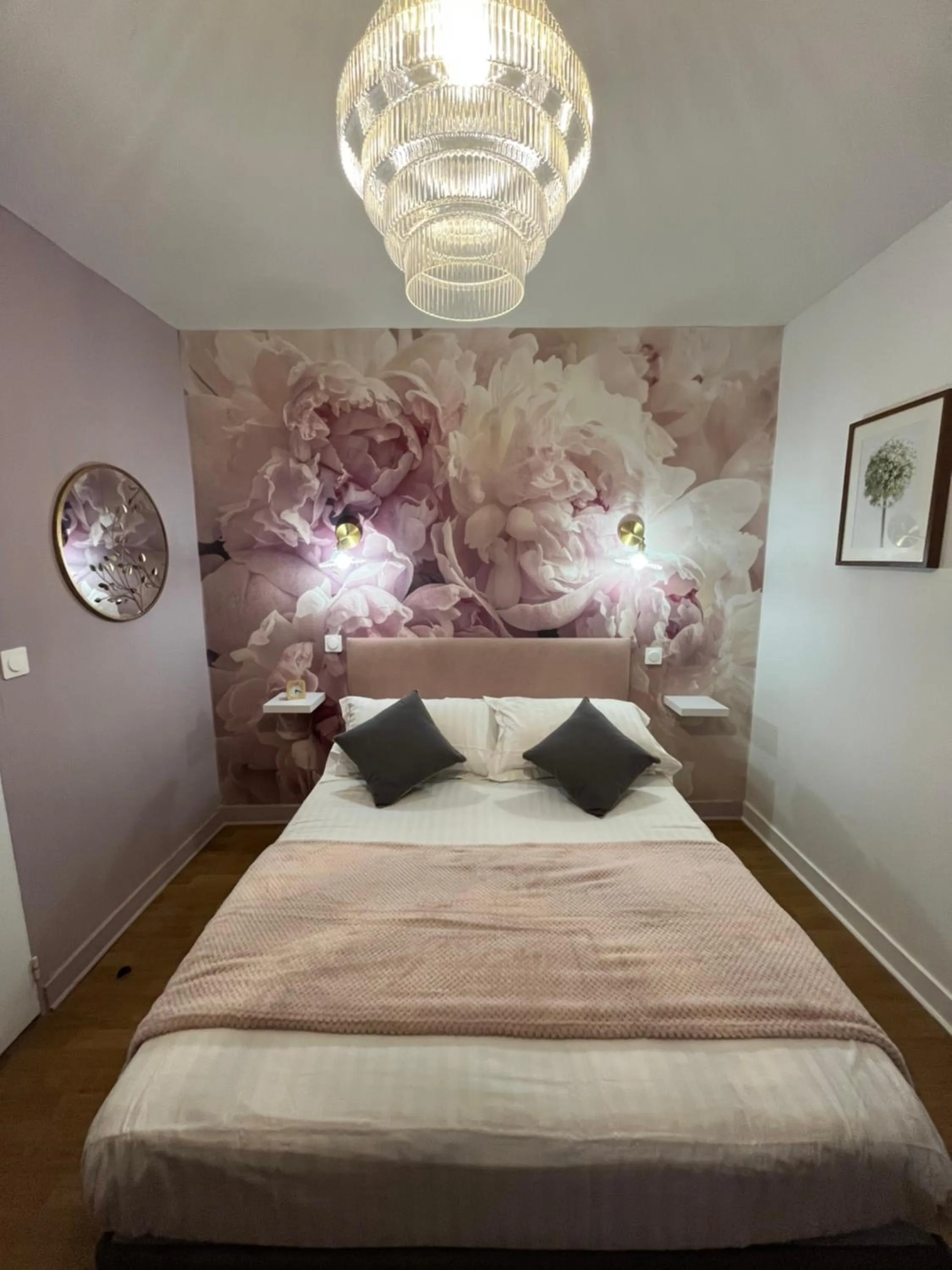 Bed in Logis Hôtel Le Cygne