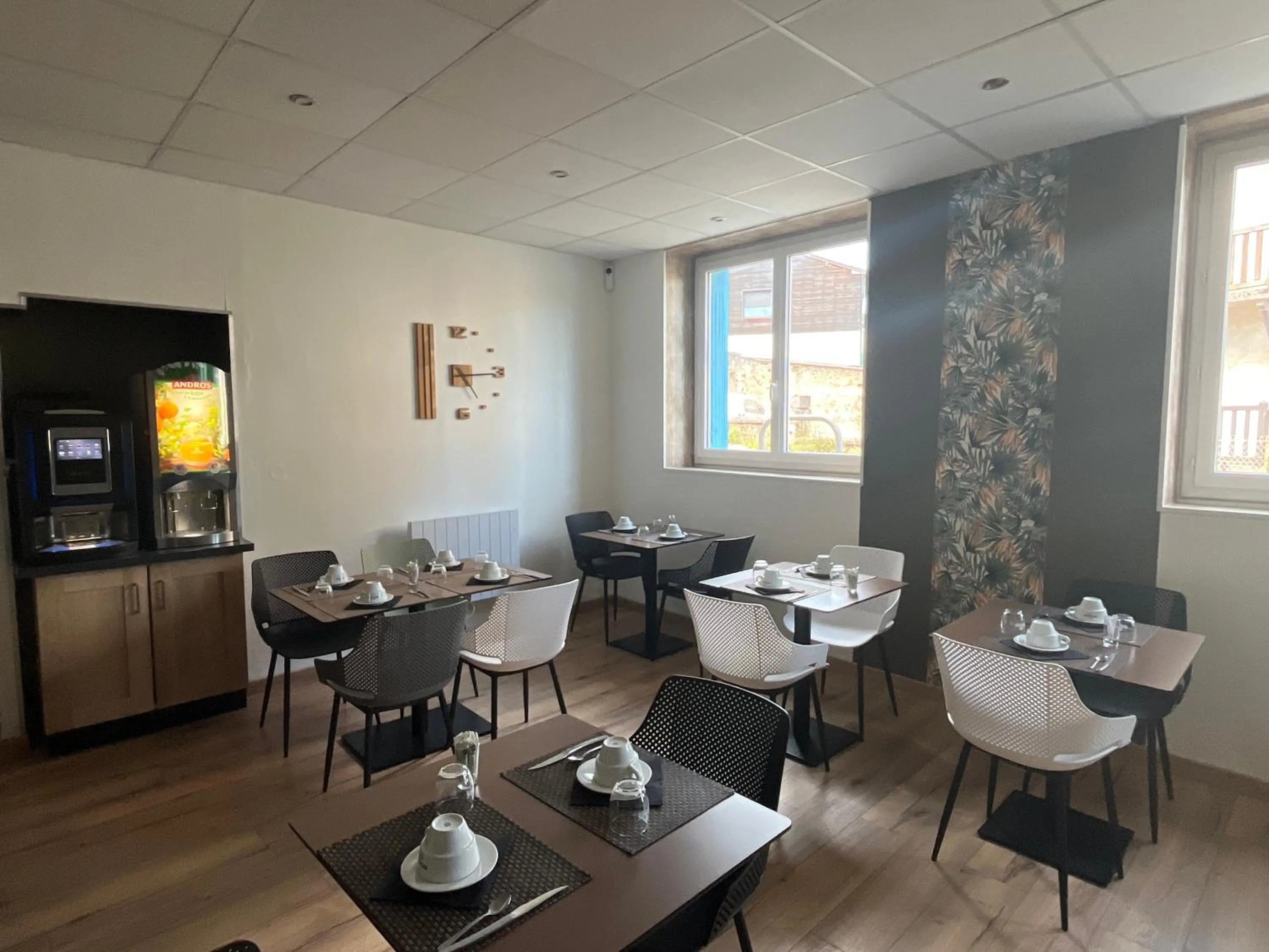 Breakfast in Logis Hôtel Le Cygne