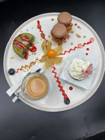 Restaurant/places to eat in Logis Hôtel Le Cygne