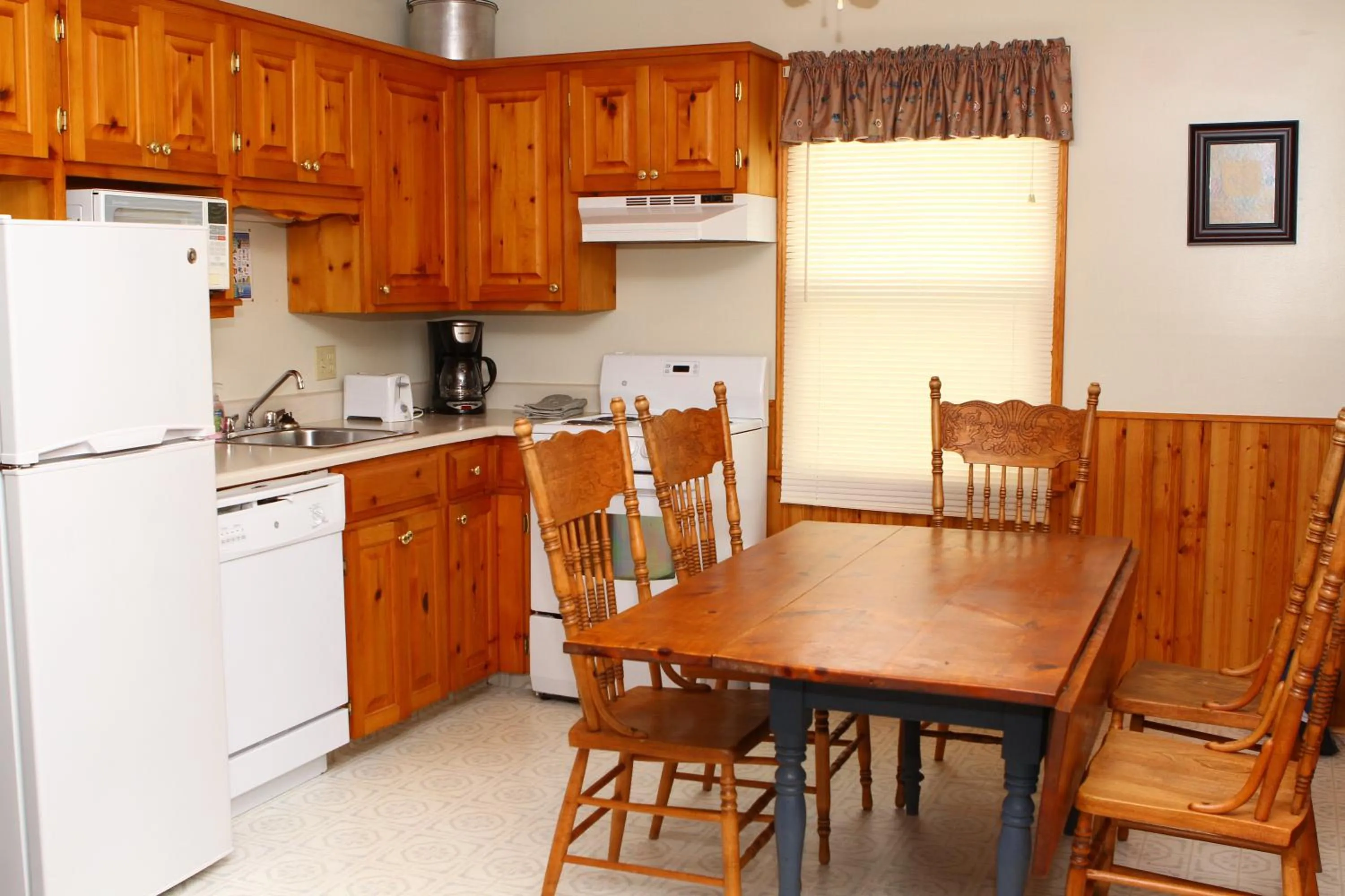 Kitchen or kitchenette in By the Bay Cottages