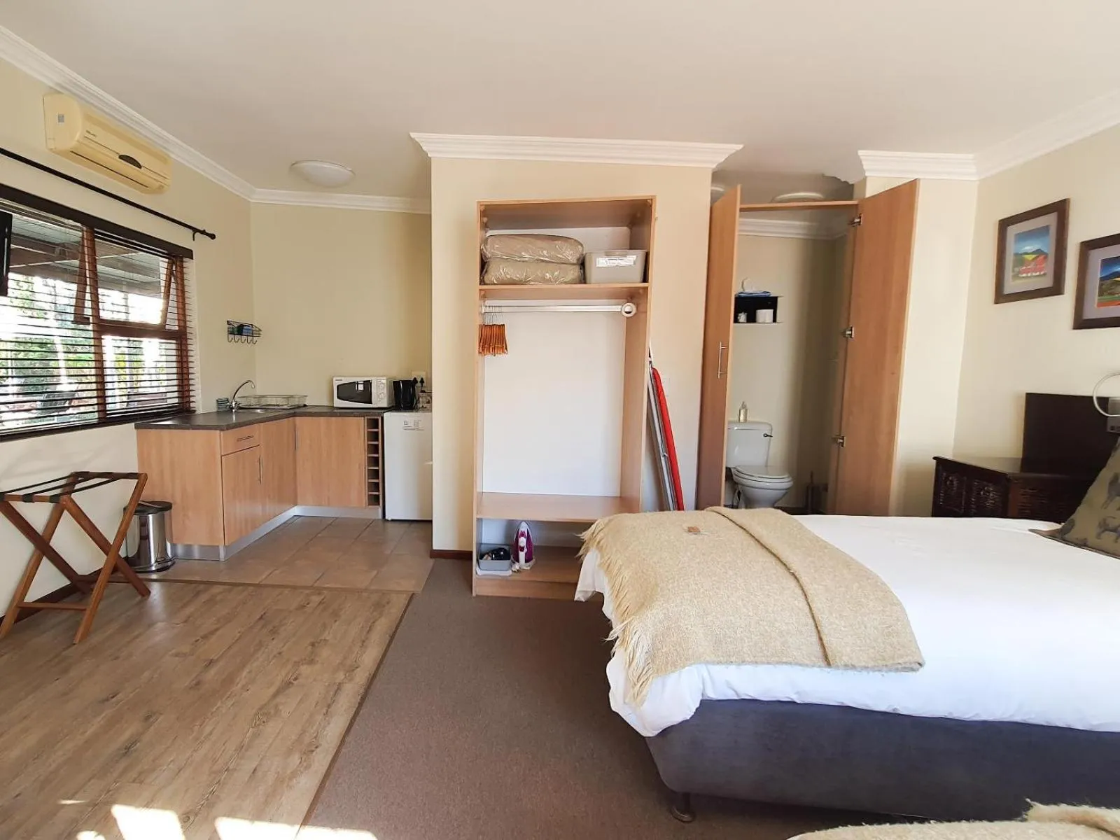 Kitchen or kitchenette, Bed in Cummings Guesthouse