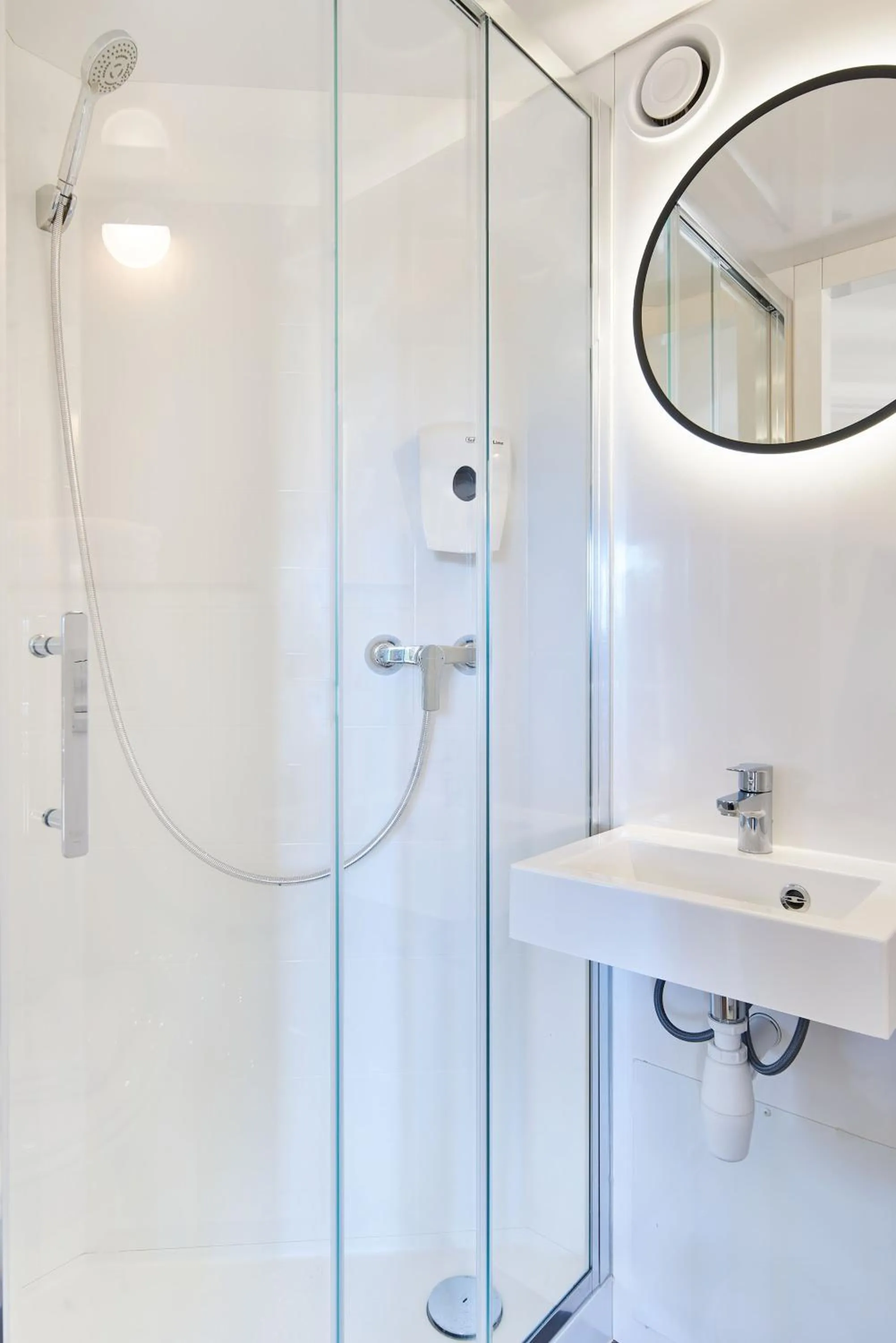 Shower in Premiere Classe Freyming Merlebach