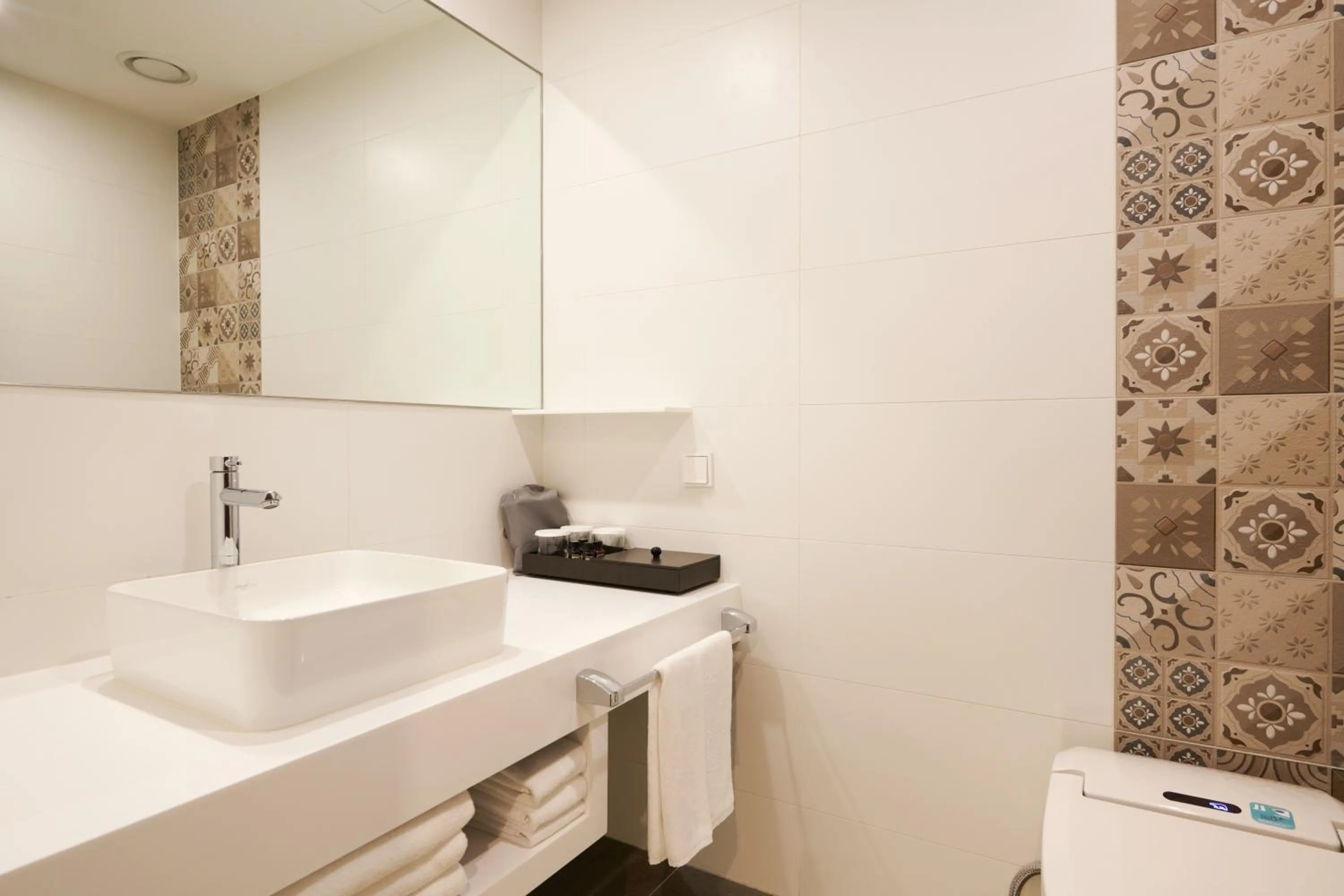 Bathroom in Nine Tree by Parnas Seoul Insadong