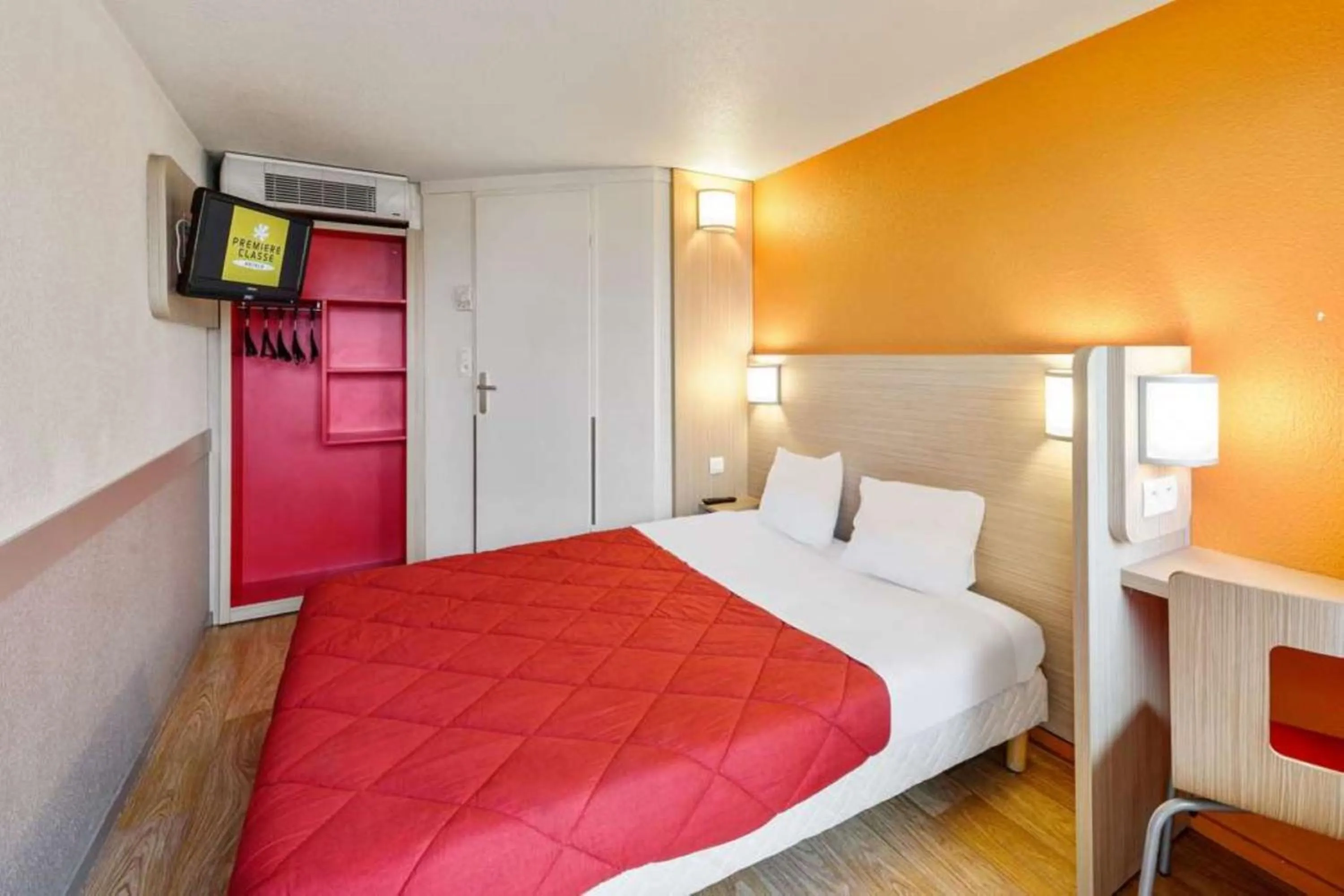 Photo of the whole room, Bed in Premiere Classe Herblay