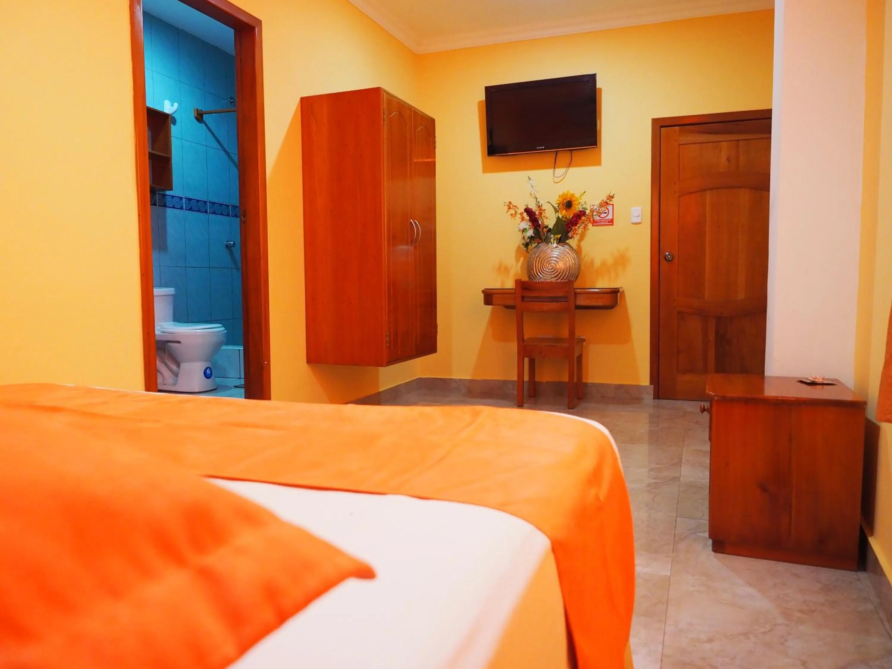 Photo of the whole room, Bed in Hostal España