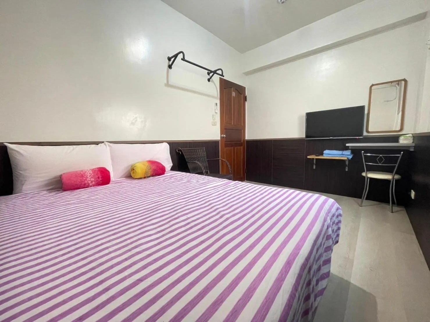 Property building, Bed in Peace 28 B&B