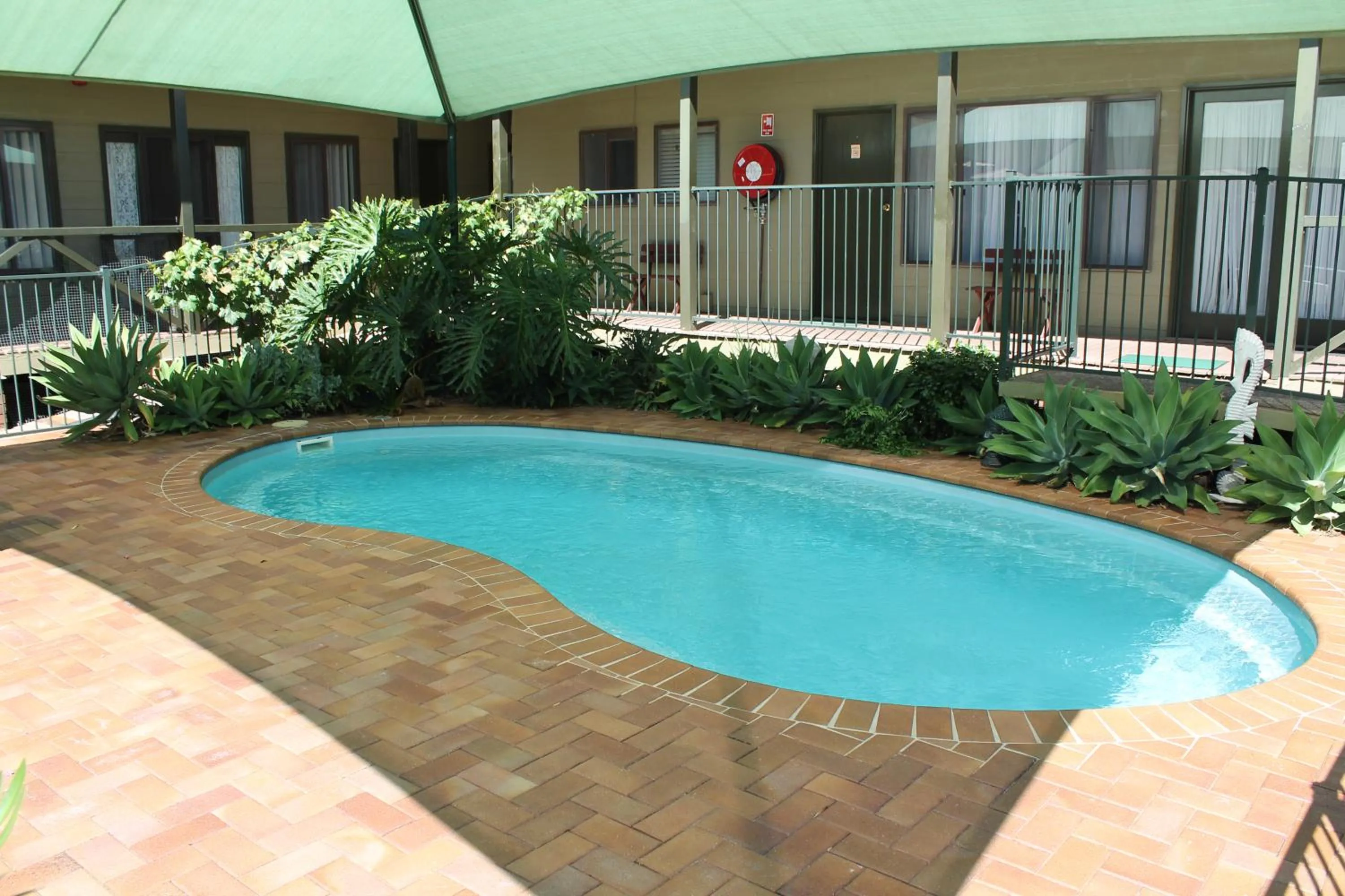 Swimming pool in Lake Forbes Motel