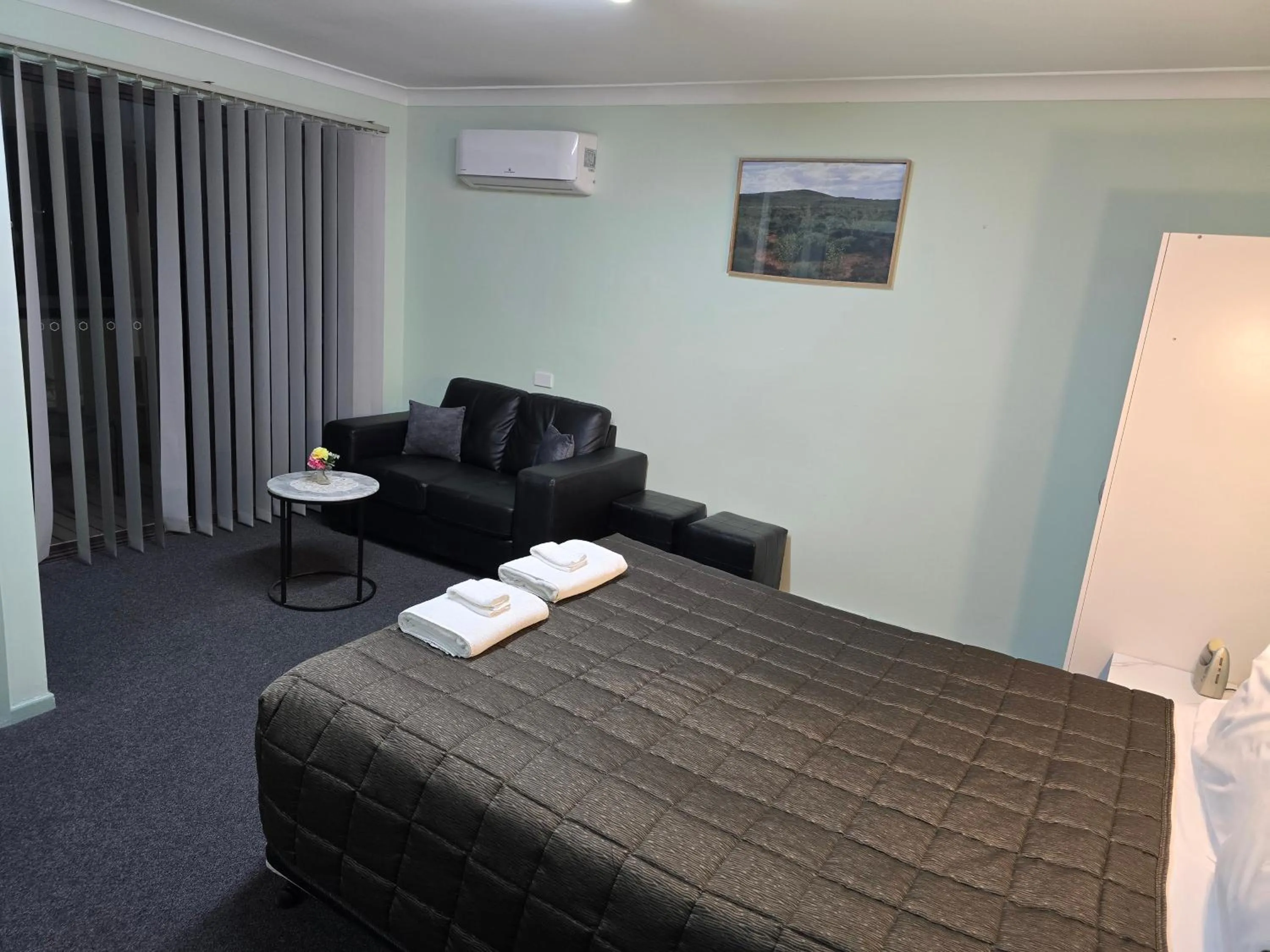 Bedroom, Bed in Lake Forbes Motel